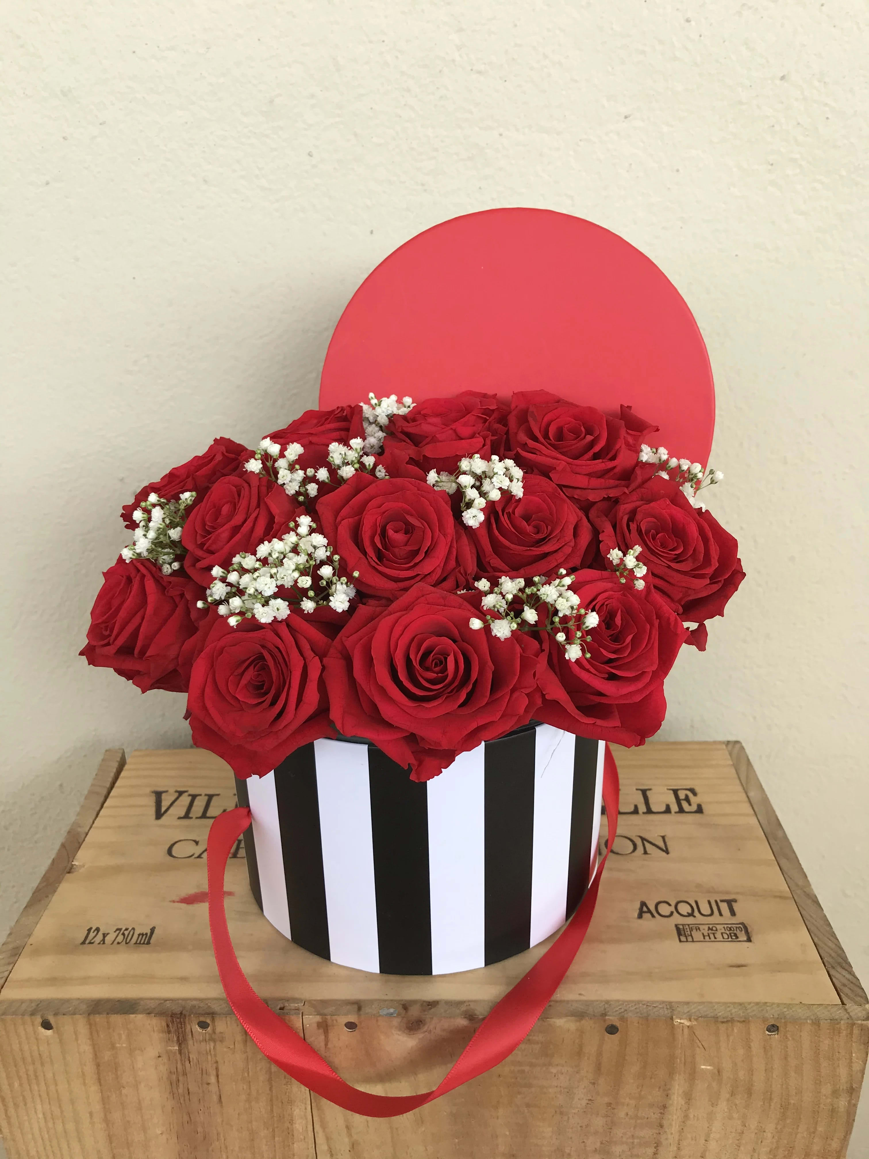 Endless Romance  - Red Roses in the box 