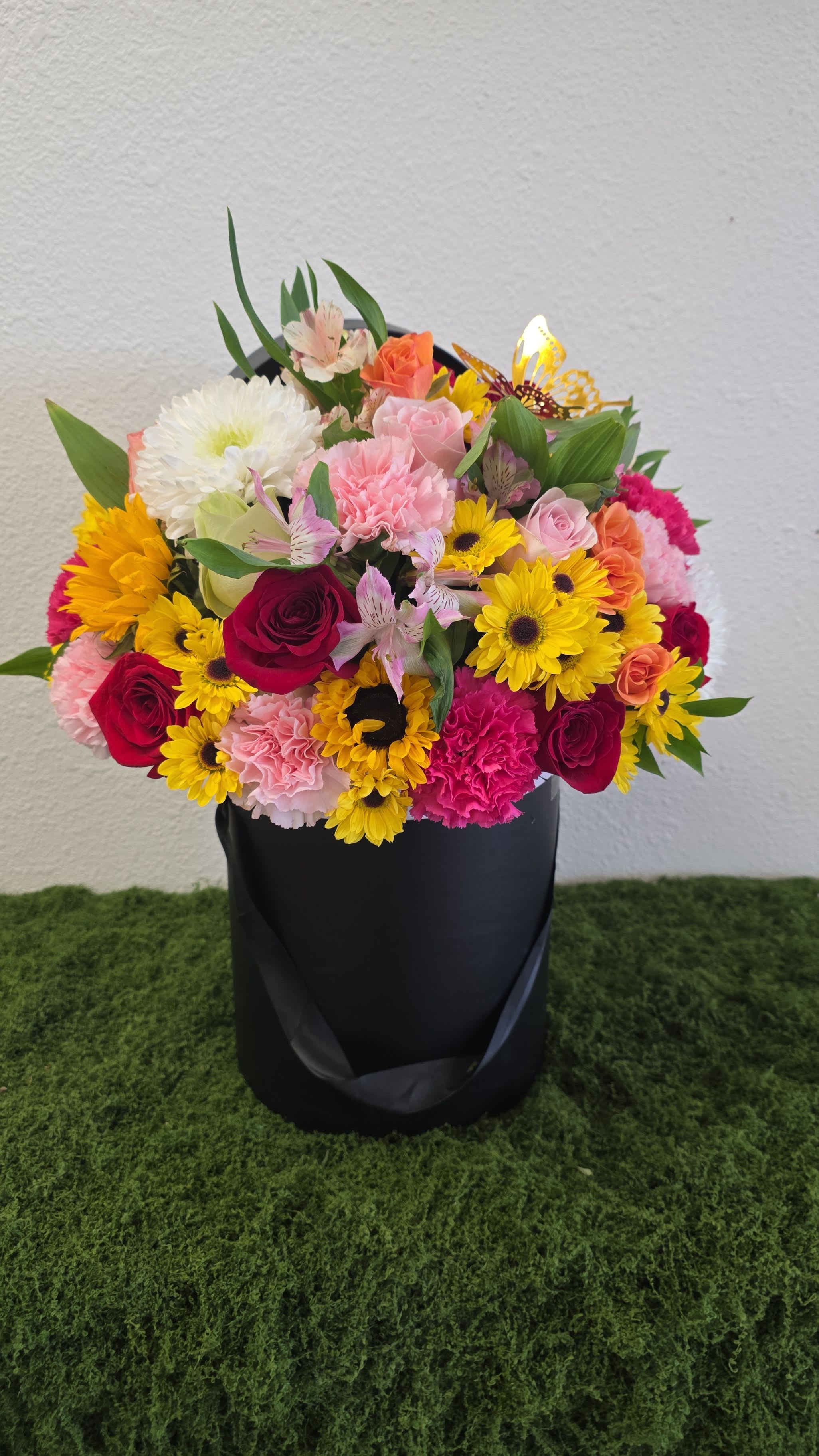 Arreglo cilindro negro mixto - Caja forma de cilindro con flores de colores mixtos alta para toda ocasión 