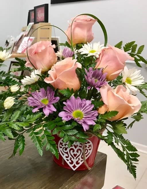 Valentine's -- Sweetheart (roses &amp; daisies) - A rose and daisies arrangement that’s blooming with love. Pot/vase style and flower colors may vary.