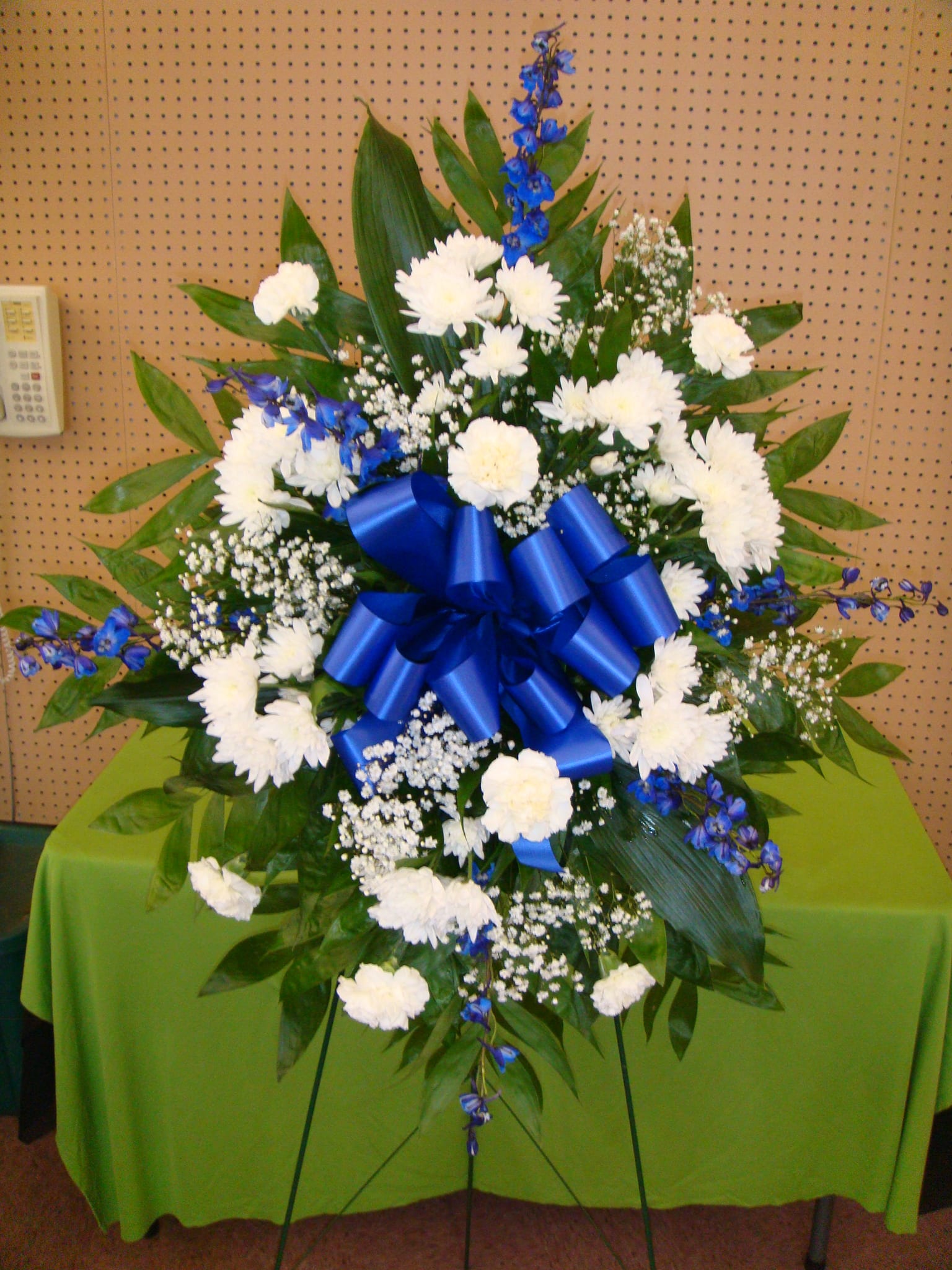 SAE27 Blue &amp; white Standing Easel Spray - Blue &amp; white Standing Easel Spray