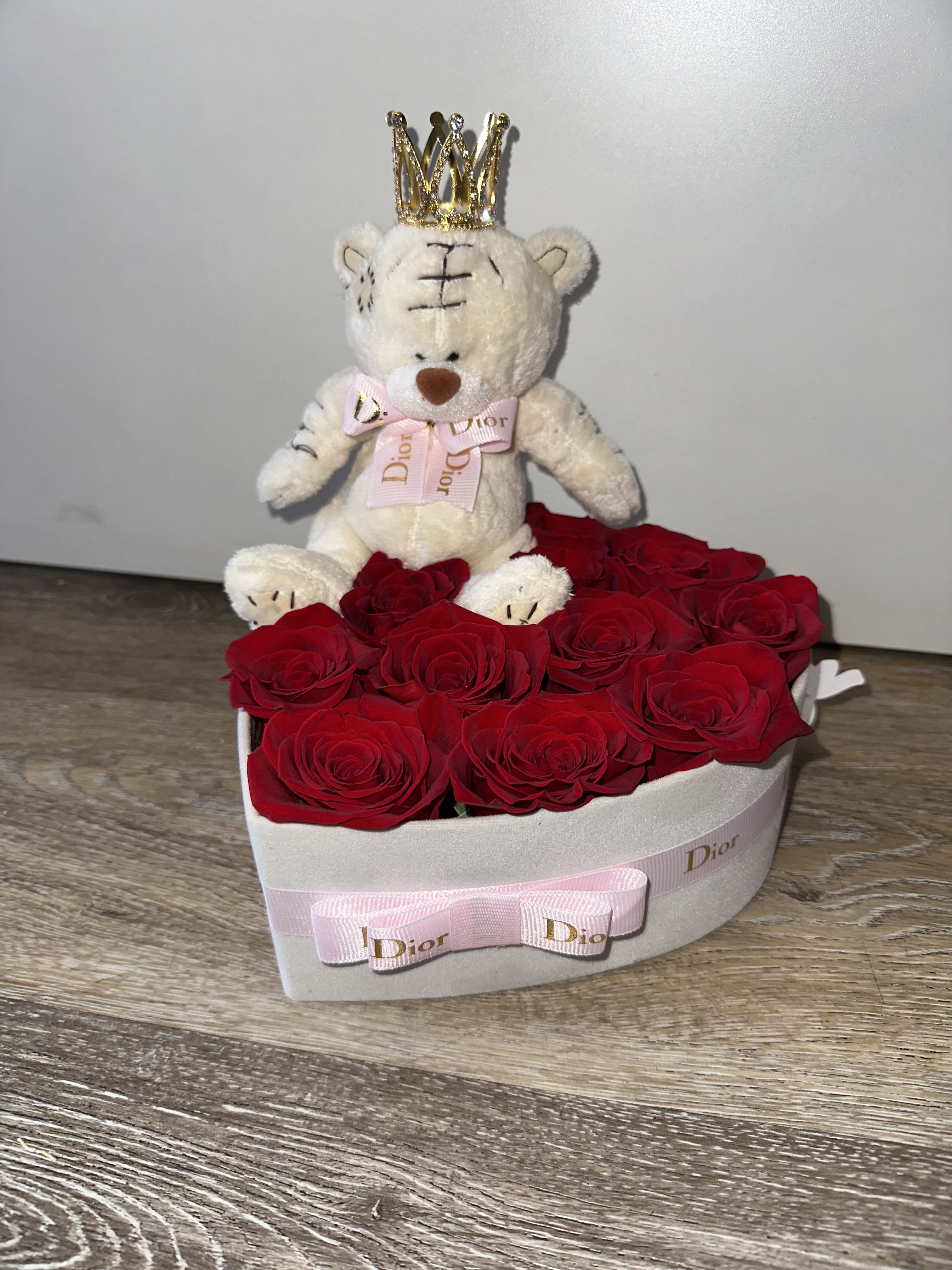 Small heart-shaped box with roses, plush leaves, and a Dior ribbon - Small heart-shaped box with roses, plush leaves, and a Dior ribbon