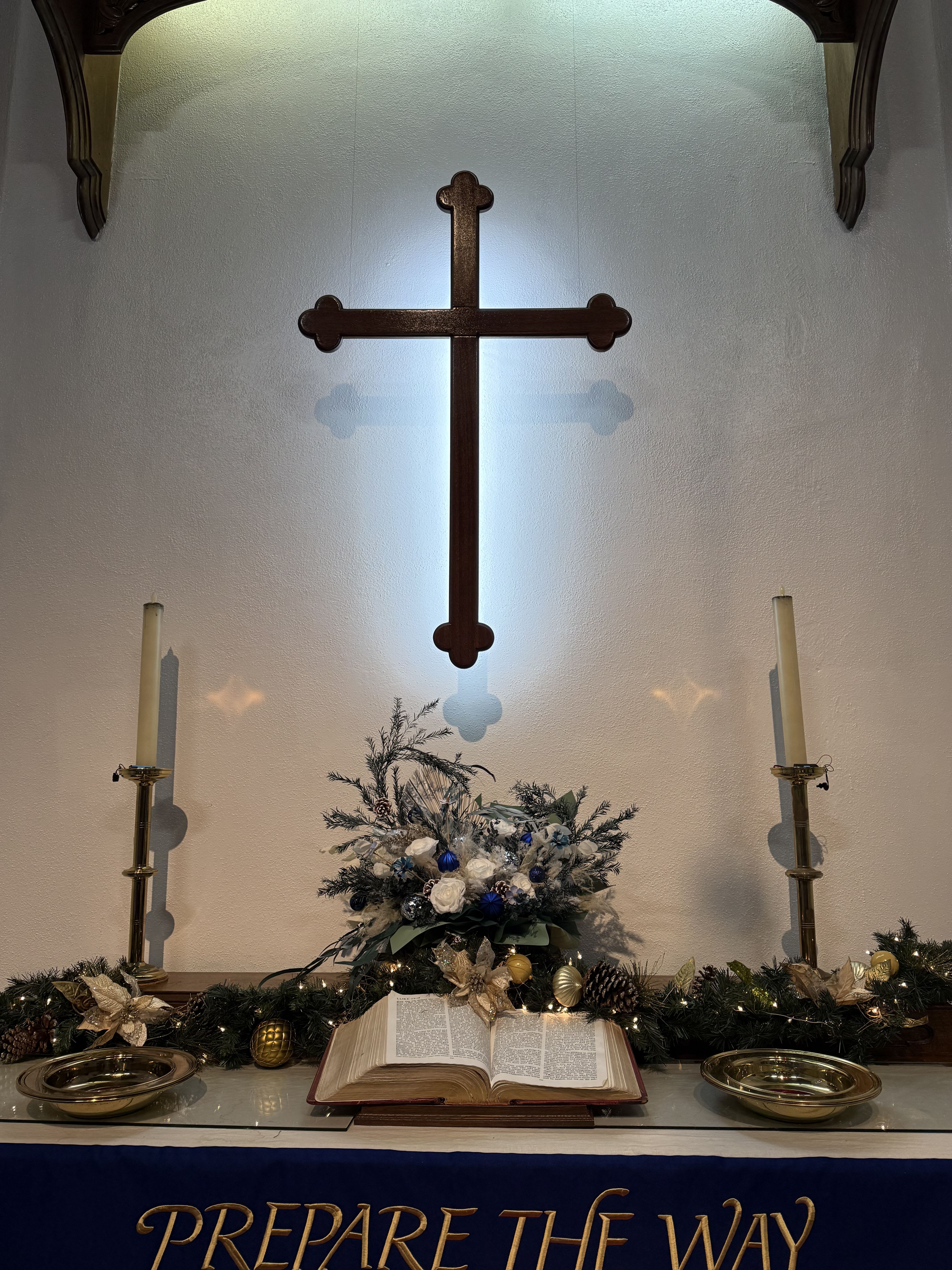 58 - This is a winter-themed artificial flower or eternal flower arrangement, which is often used for Christmas decoration. Tone and theme: The layout adopts fresh blue, white and silver tones, creating a "Frozen" or "Winter Wonderland" atmosphere. Main materials: Evergreen plants: pine branches or cypress branches (which may be artificial or immortal materials) are used to provide a strong green and winter feeling for the base. White flowers: decorated with white flowers (such as roses or decorative flowers similar to poinsettia), which may be made of silk, foam or Sola wood. Blue ornaments: including shiny blue spherical decorations (Christmas balls/baubles) and blue flowers/berries. Natural elements: mixed with dried pampas grass or other reed-like hay, pine nuts and silver glittering branches to add texture and festive atmosphere. Use: This arrangement is durable and very suitable for desktop center ornaments, Christmas wreaths or holiday door decorations.