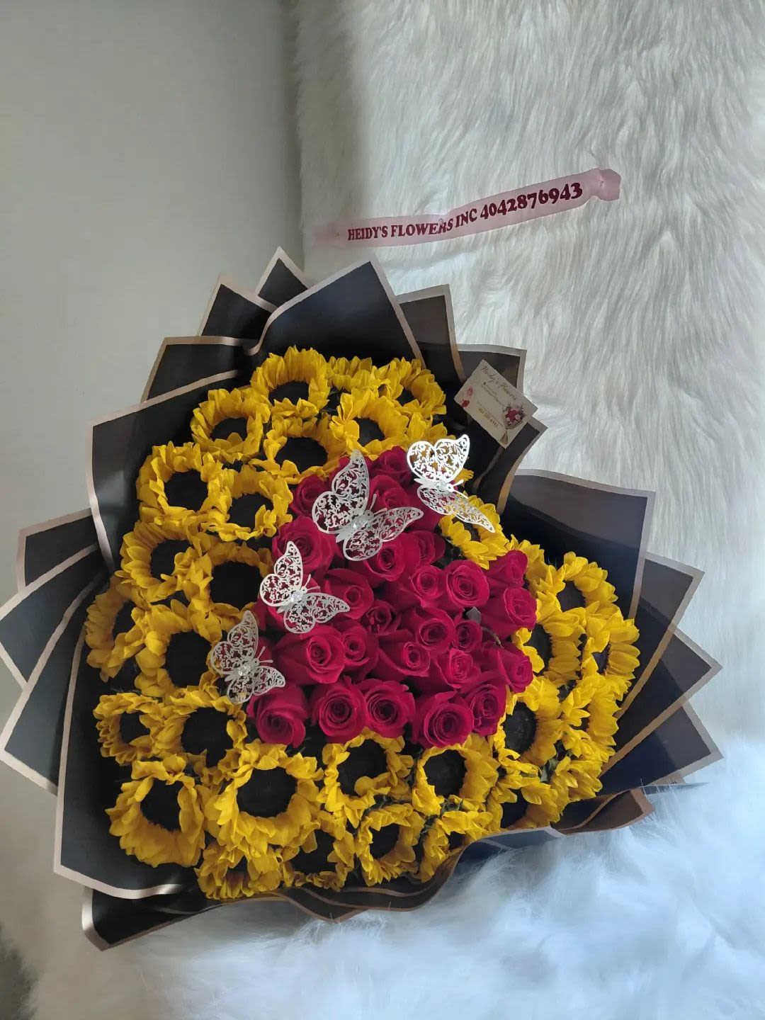 A ray of light. Rayo de luz. - A ray of light, a bouquet of sunflowers, butterflies.  Whit chocolate The perfect bouquet for sunflower lovers. Any girl would be delighted with this large and elegant bouquet of sunflowers. 