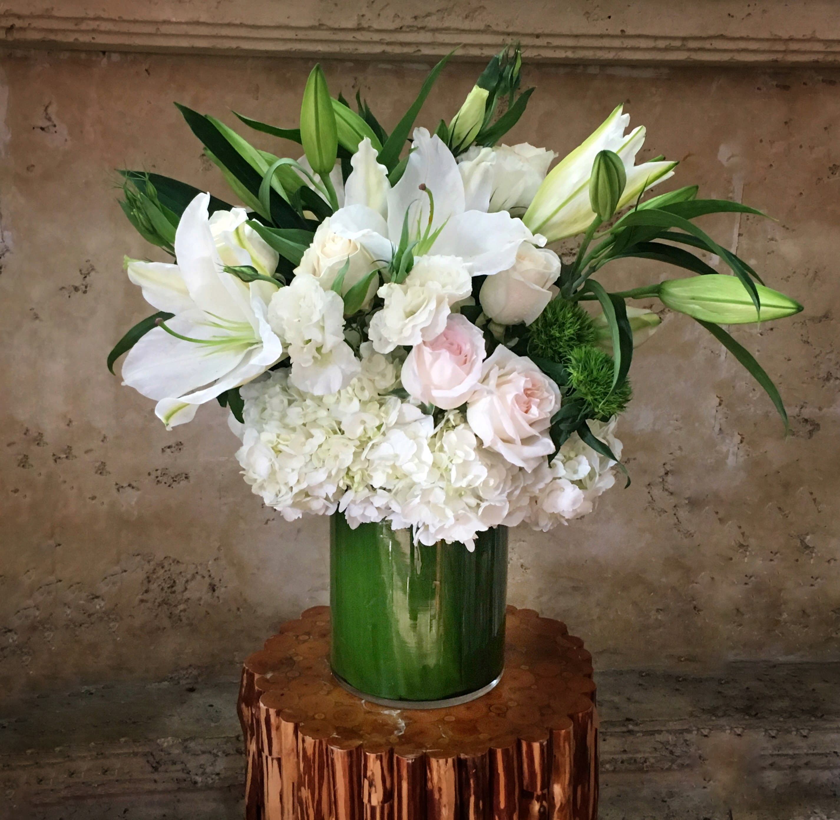 Casa Rosa - Lilies, Roses, Hydrangea,... in cylinder vase. (Fragrant flowers)