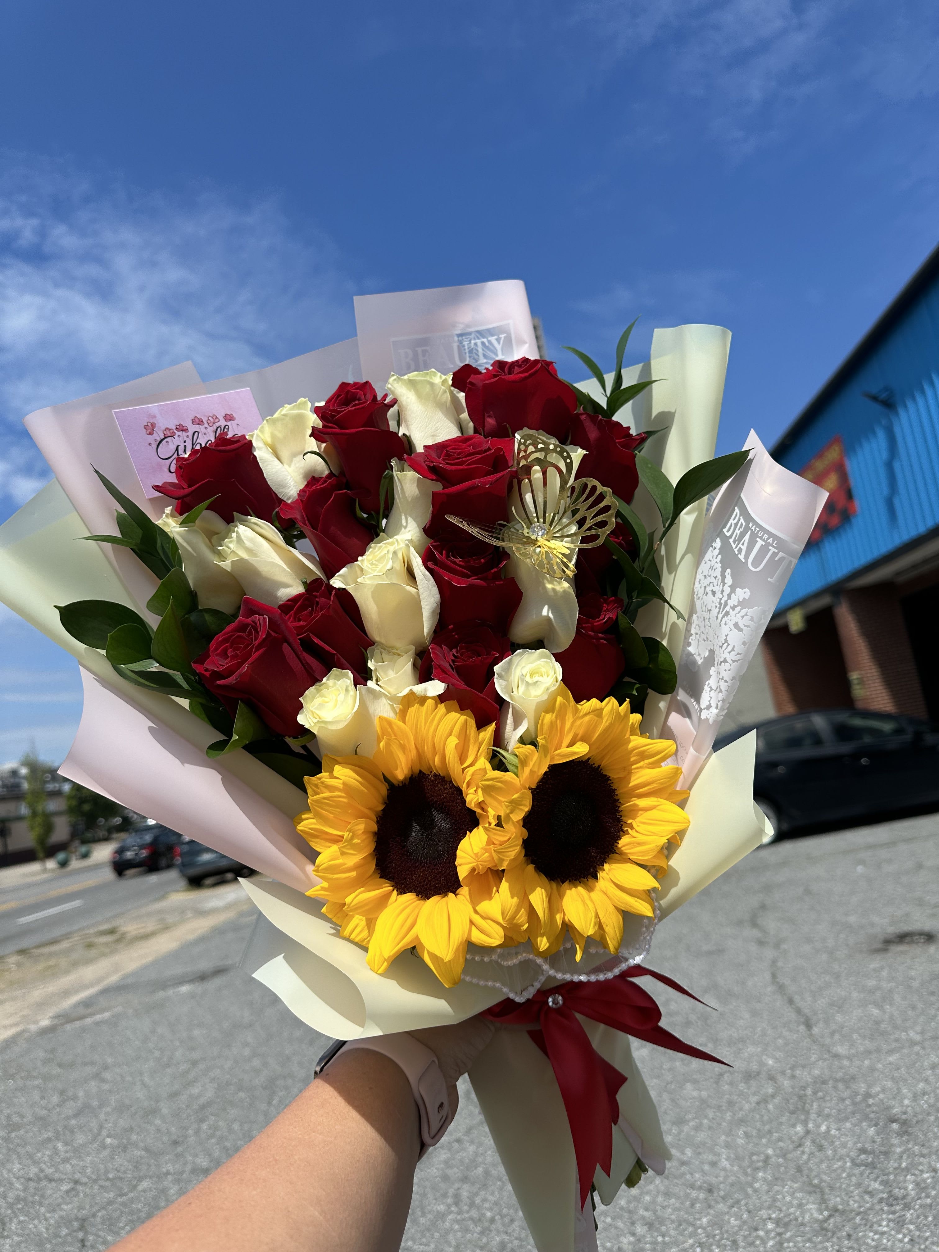 Ginebra - Roses and Sunflowers   - If you want to request a color wrapping of your choose please write it on the note part, if not you allow us to be creative, we always like to play with colors and wrapping 