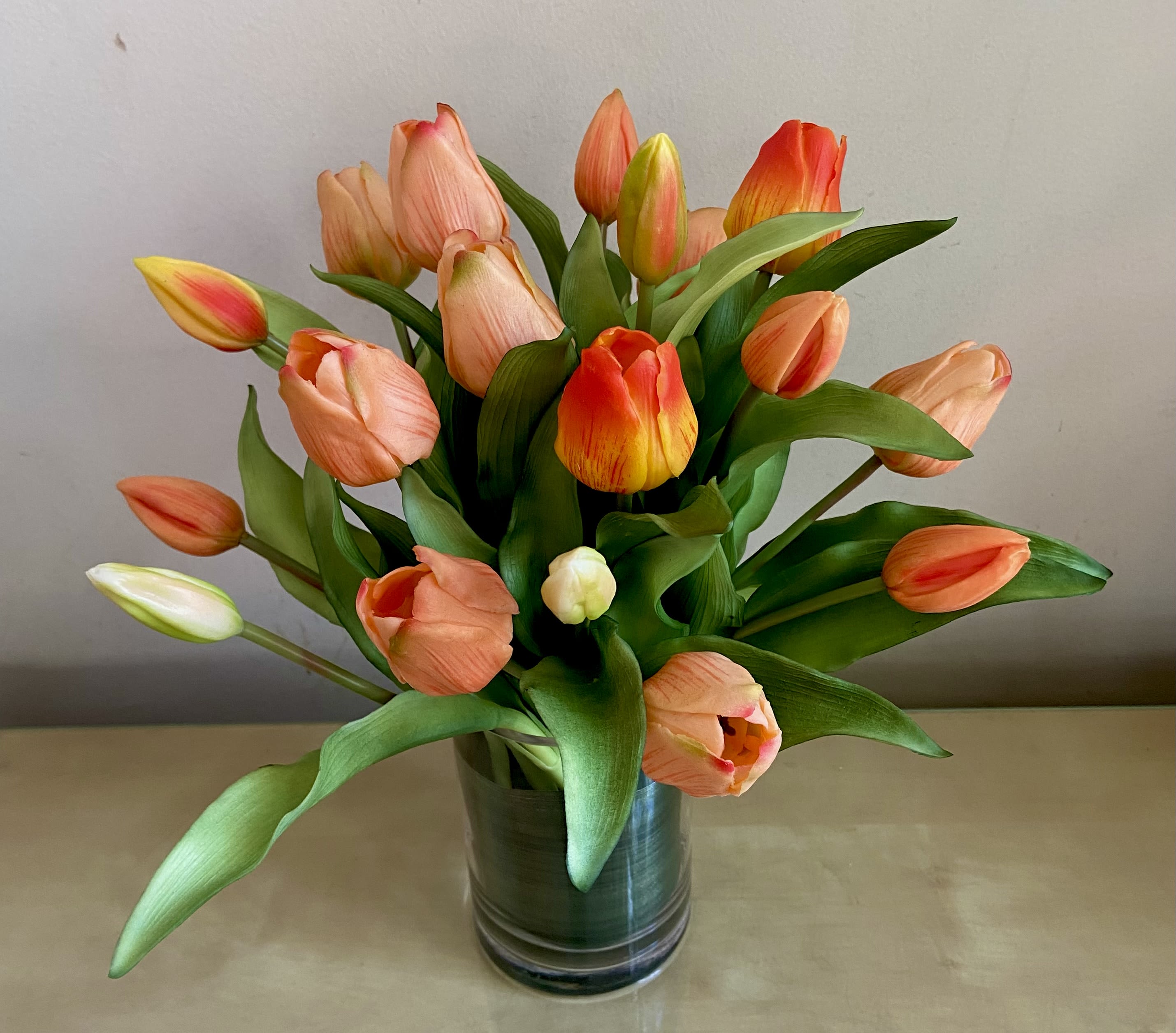 Spring Desire - 18 tulips in a lovely silk design of high quality that evoke spring and brighten up your space for days to come.