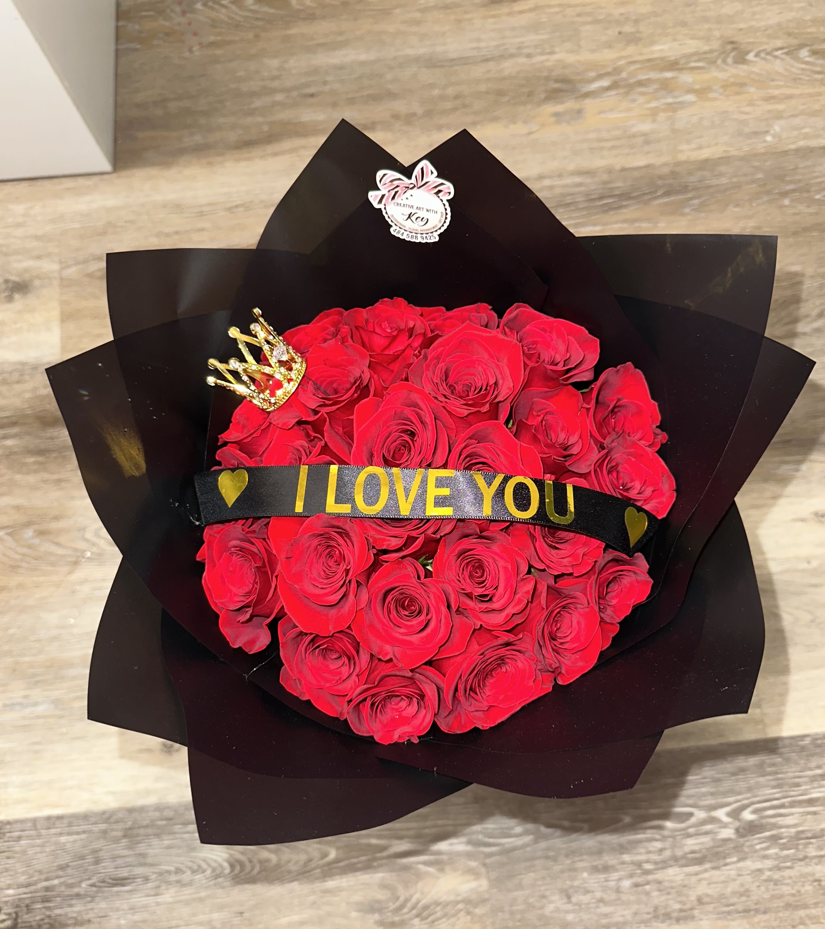 Beautiful bouquet of 25 red roses, metal crown and I love you ribbon - Beautiful bouquet of 25 red roses, metal crown and I love you ribbon
