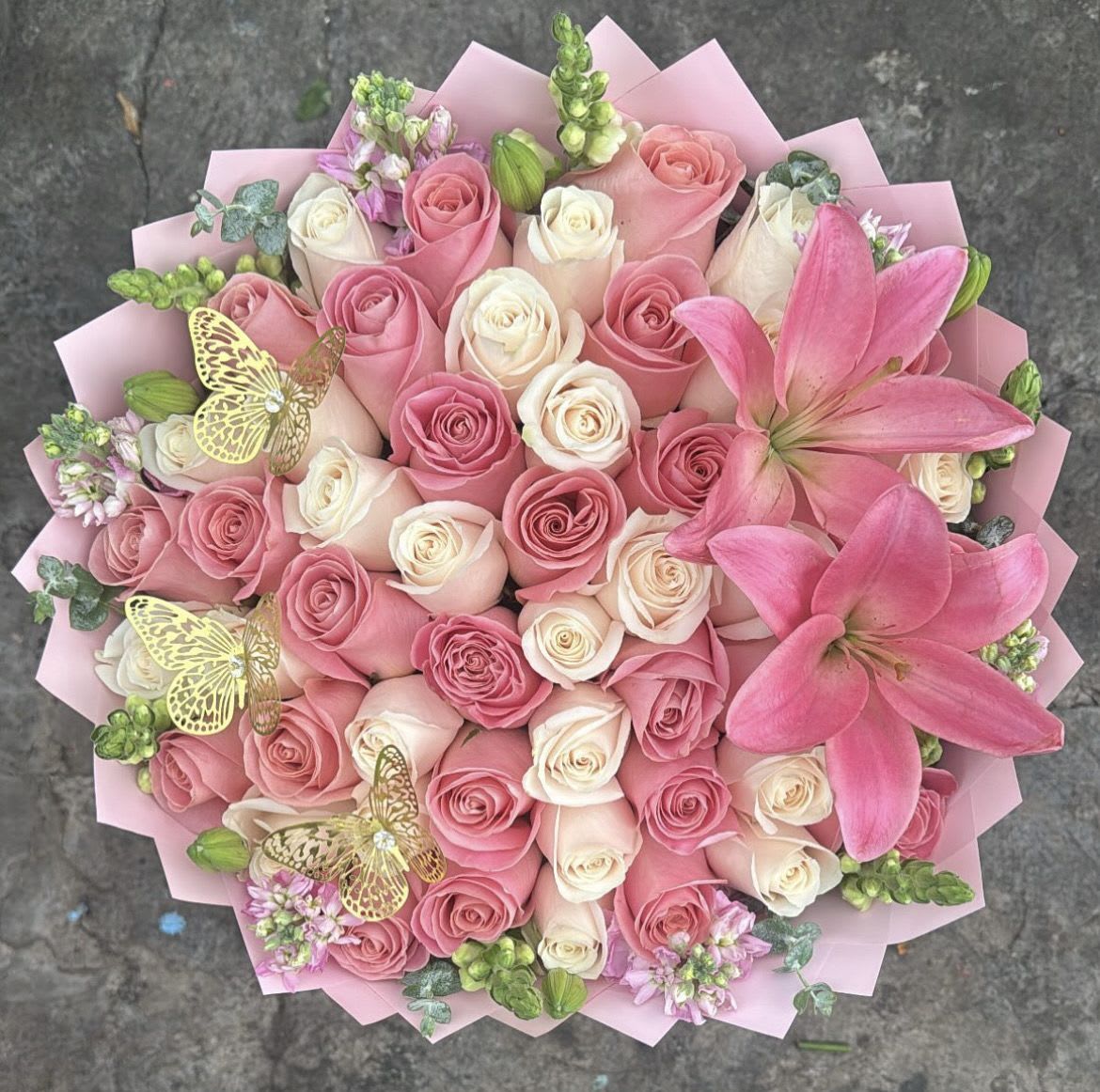 Bonita - Pink lilies pink roses 