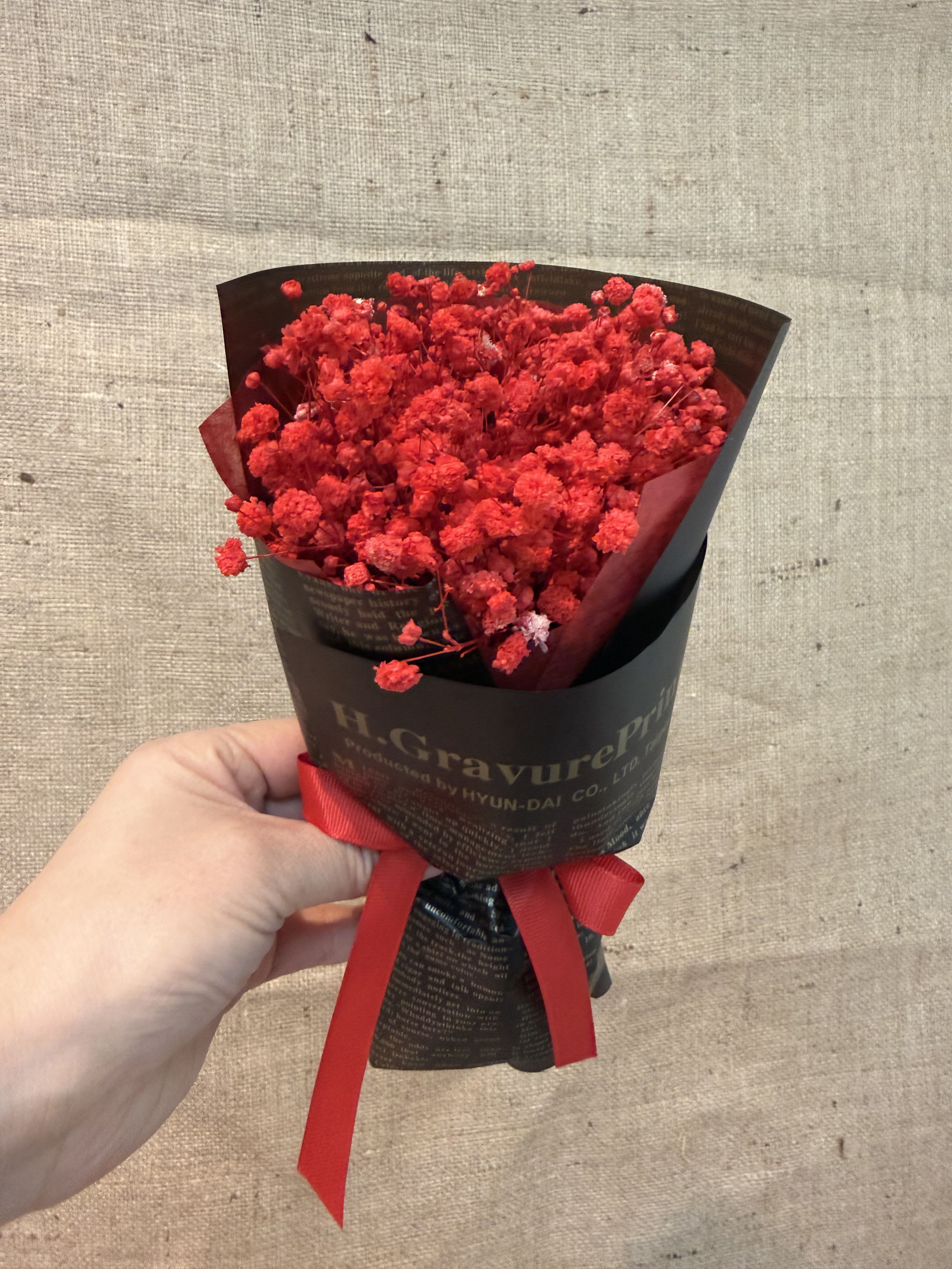 61 - This is a small bouquet of dried flowers full of red stars. This bouquet is made of dried stars (also known as "baby breathing flowers" or Gypsophila) dyed bright red and tied together with black wrapping paper and red ribbon. Style: mini size, exquisite packaging, cute and elegant style, suitable as a gift or decoration. Purpose: Due to its durability, it is very suitable for wedding decoration, party gifts, home decoration or photography props. 