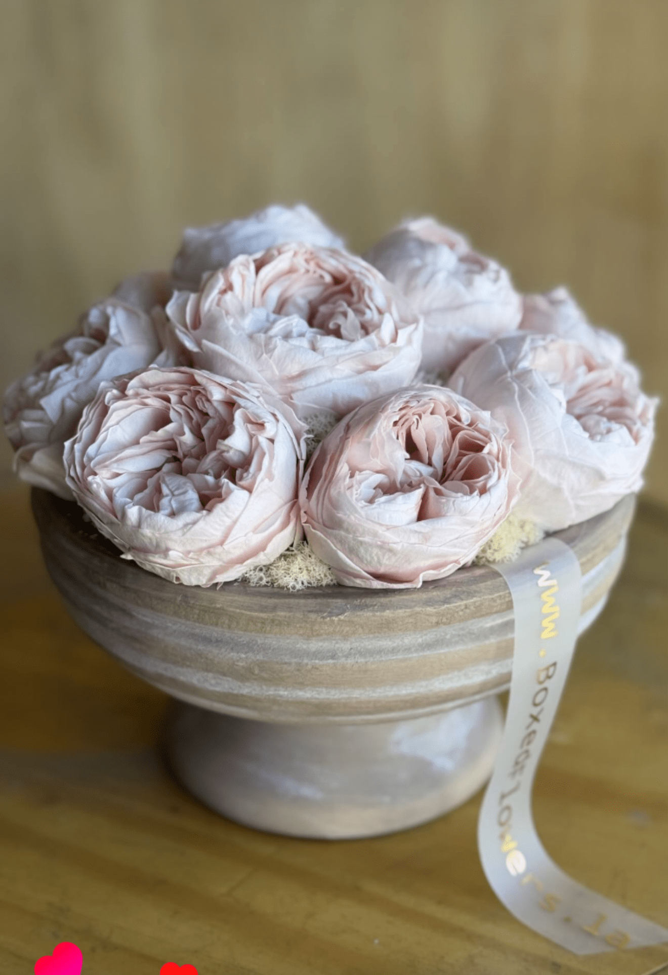 Preserved garden rose vase - This is a small beautiful face filled with preserved/everlasting garden roses