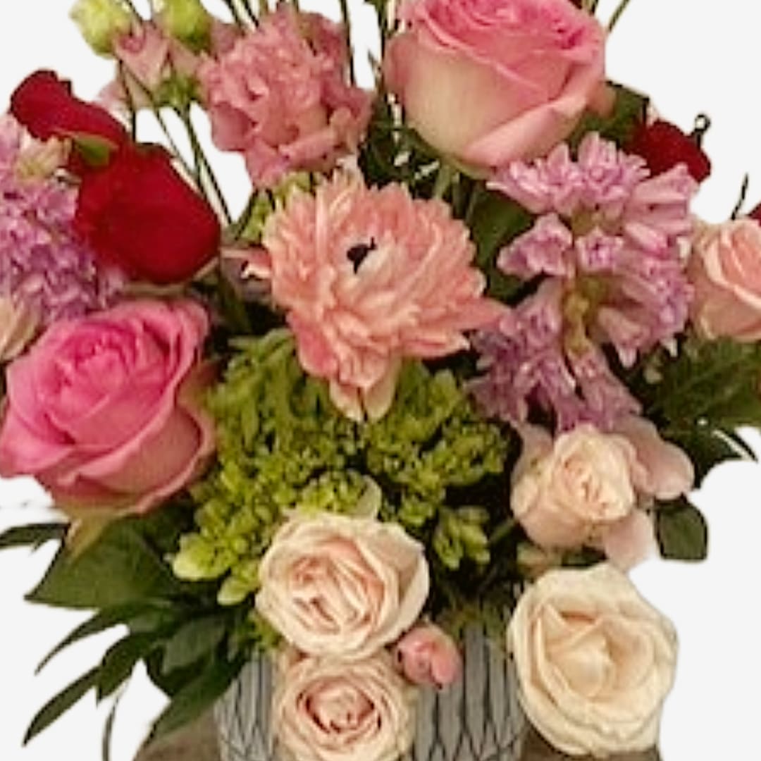 Armor's Embrace - A Captivating Display of Elegance Indulge in the luxurious charm of our Armor's Embrace arrangement, a stunning composition of premium garden roses, select Dutch florals, and natural greens. Arranged in a ceramic bowl, it has a sophisticated, graceful design, ideal for a heartfelt present. The specific flowers may differ depending on the delivery day.