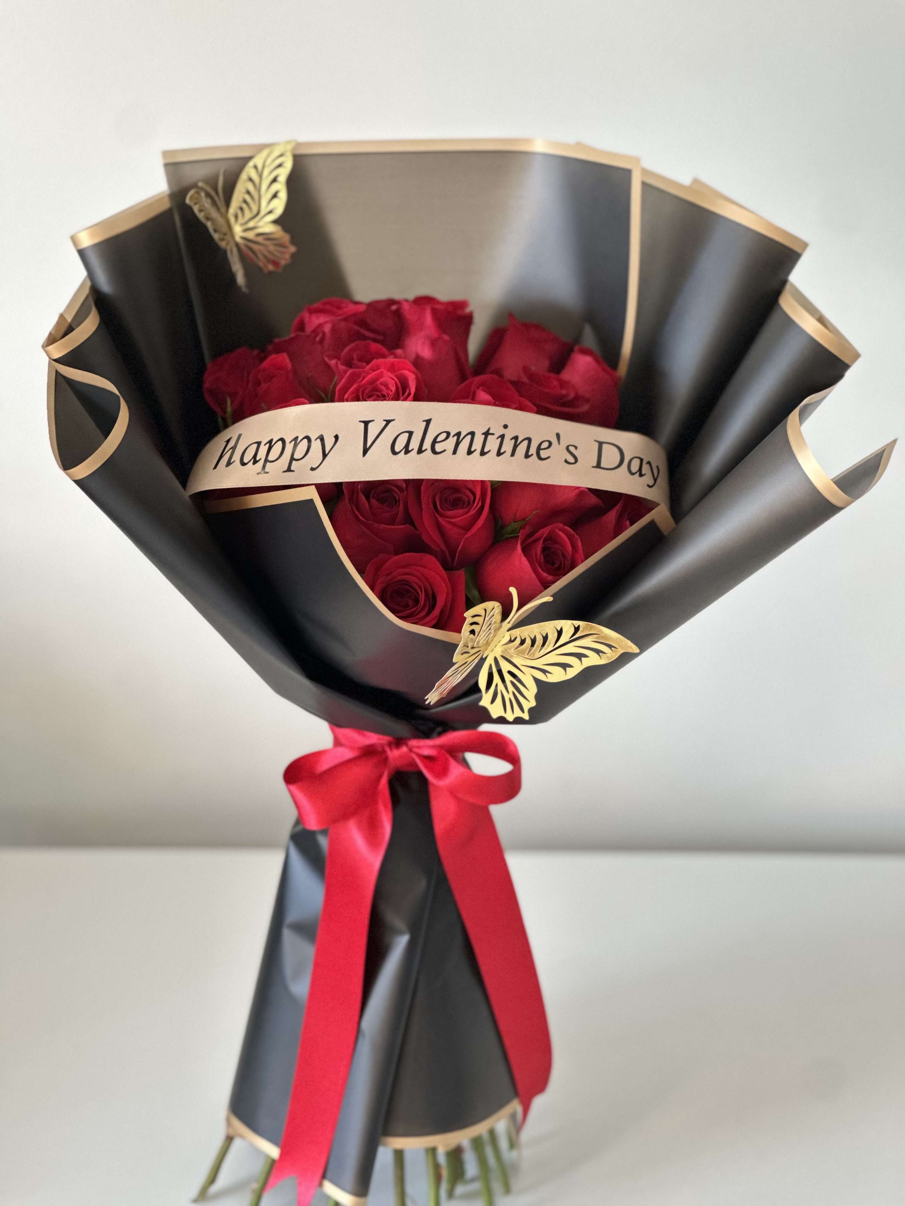 Love you more - Bouquet of 24 roses, ribbon with "Happy Valentine's Day" message and beautiful Korean paper wrapping. Bouquet de 24 rosas, cinta con mensaje "Happy Valentines Day" y hersoma envoltura en papel koreano.