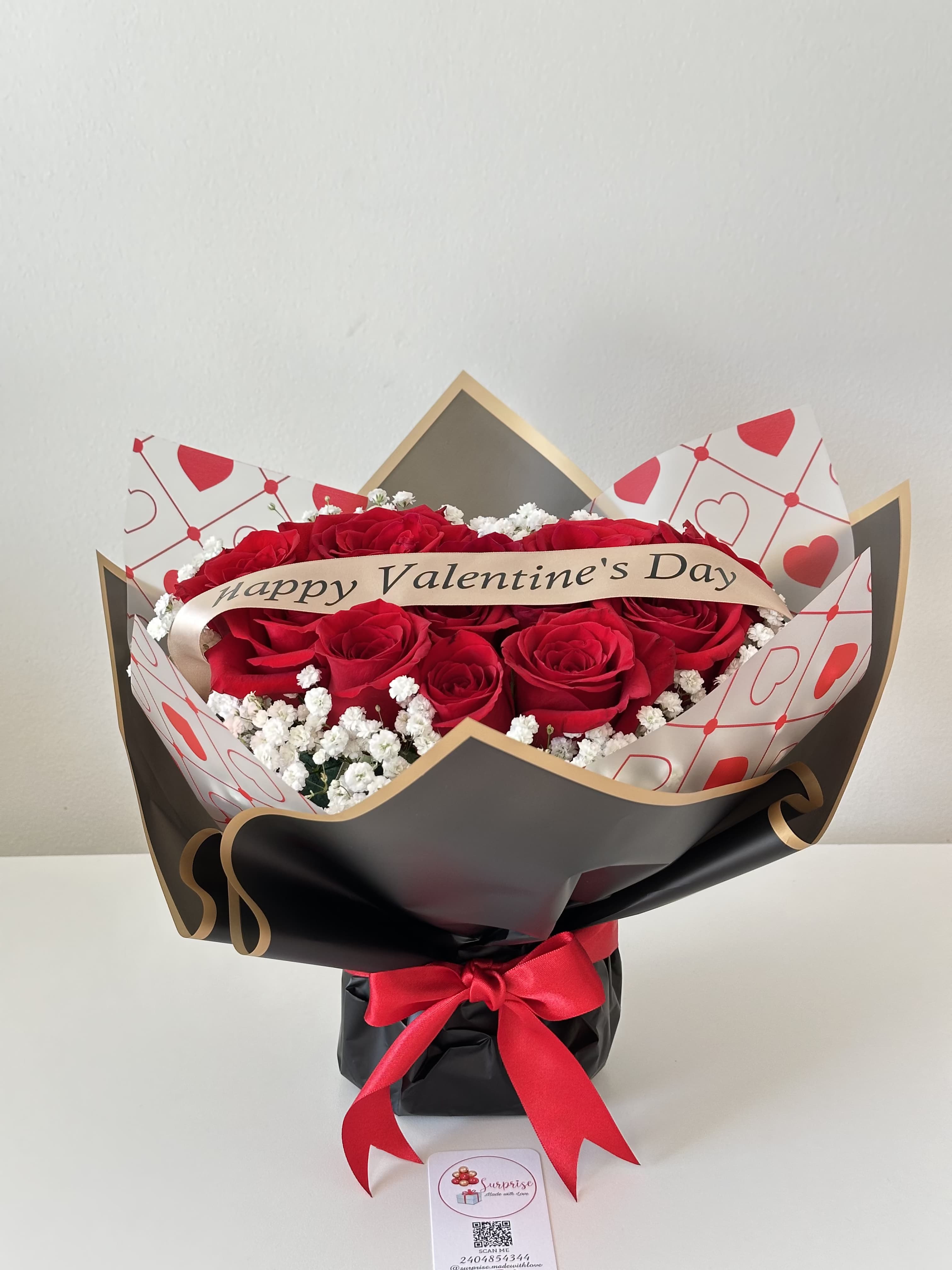 You are perfect - Remind her why she is special with this handcrafted heart-shaped floral arrangement. Adorned with a festive Valentine's ribbon, this elegant display is the perfect gift to express your heart’s truest feeling.  Recuérdale por qué es especial con este arreglo floral  en forma de corazón. Adornado con un festivo lazo de San Valentín, este elegante arreglo es el regalo perfecto para expresar lo más profundo de tu corazón.