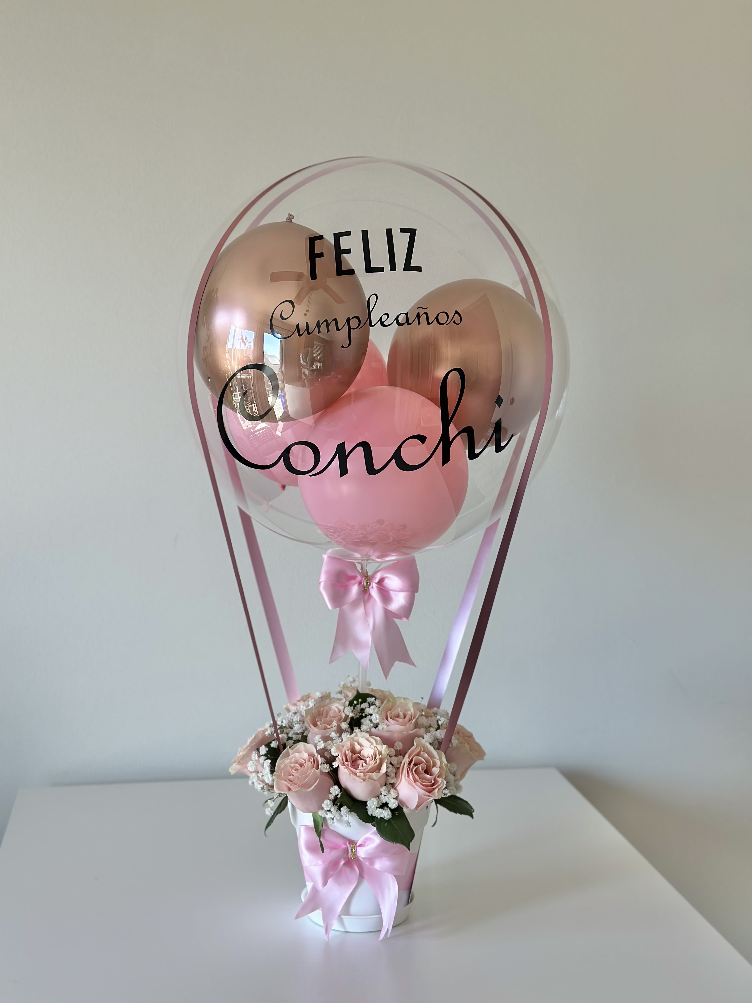 Sophia - Floral Arrangement and bubble balloon with personalized message.  Arreglo Floral y globo burbuja con mensaje personalizado.