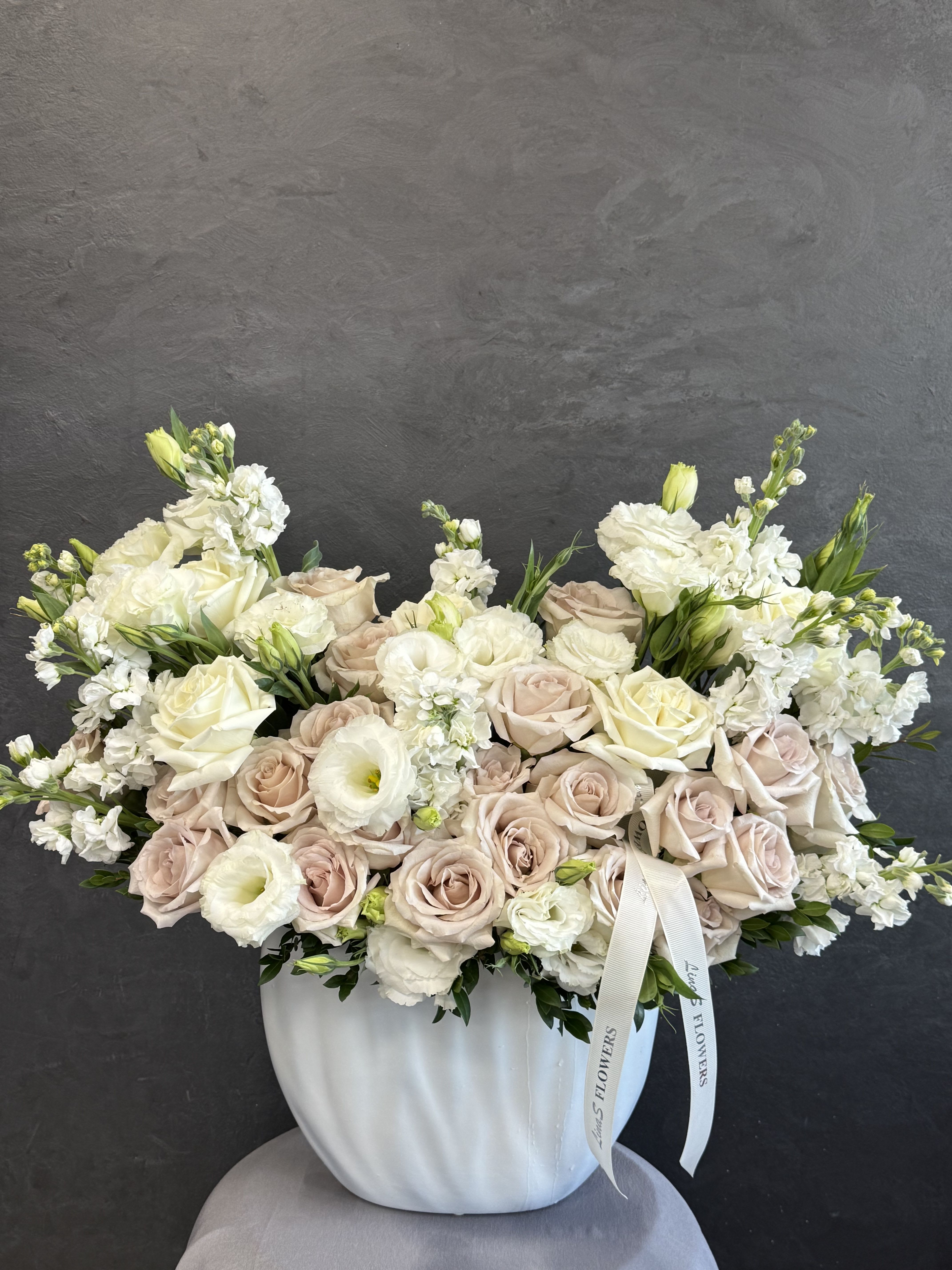 Silli blush - White blooms paired with soft Quicksand roses create a timeless arrangement of calm, elegance, and understated luxury. A perfect harmony of purity and warmth.