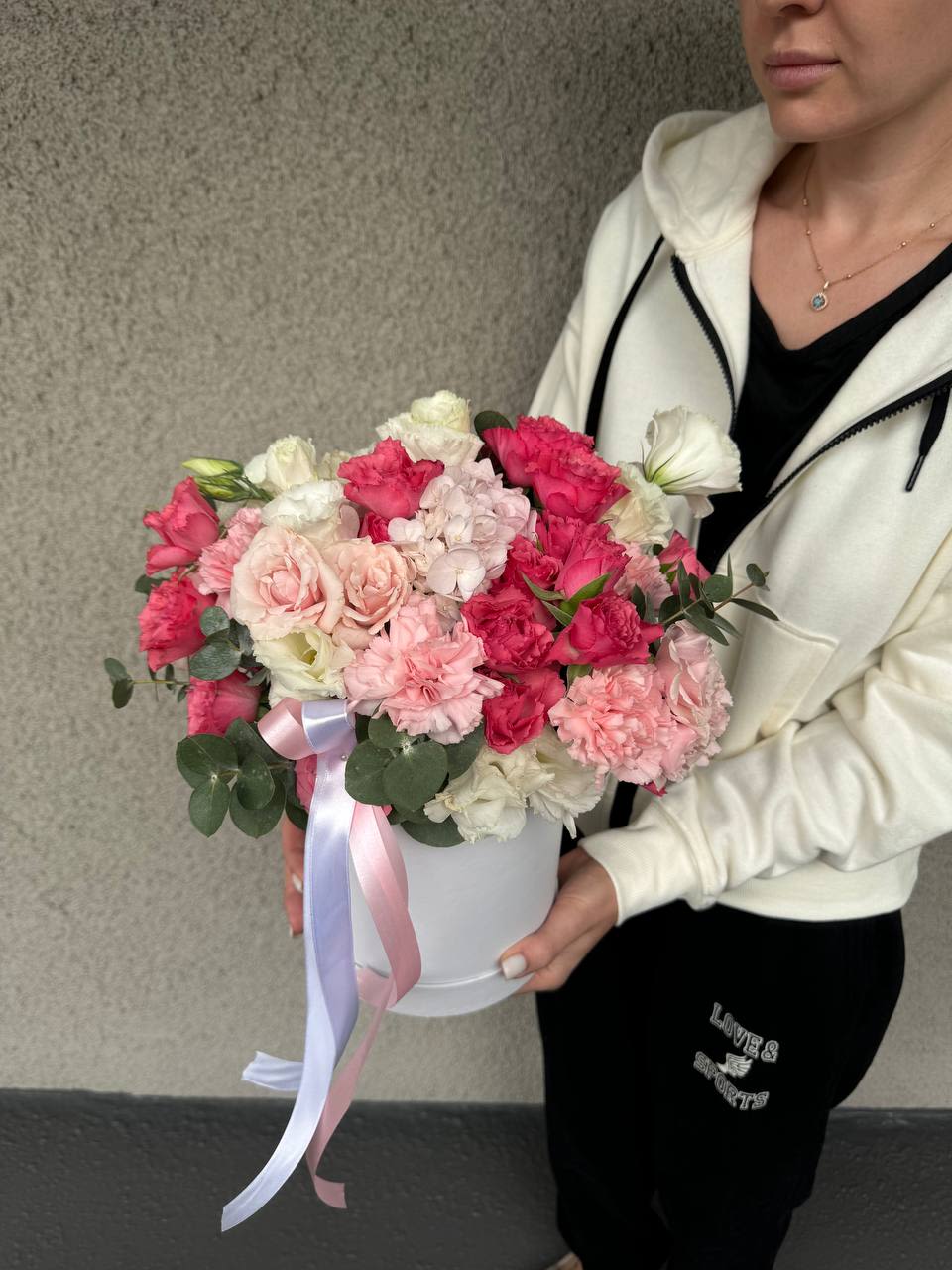 Attina - “Attina” – elegance and tenderness in every detail. Soft pink and pure white flowers create a delicate and harmonious composition filled with warmth and refinement. The vibrant pink hues add a touch of romance and energy, while the white blooms bring a sense of lightness and freshness.  “Attina” is the perfect choice for a gift that conveys the most sincere emotions. Whether it’s for a birthday, an anniversary, or just a heartfelt gesture, this bouquet embodies grace and beauty, reminding us of the charm of genuine feelings. 