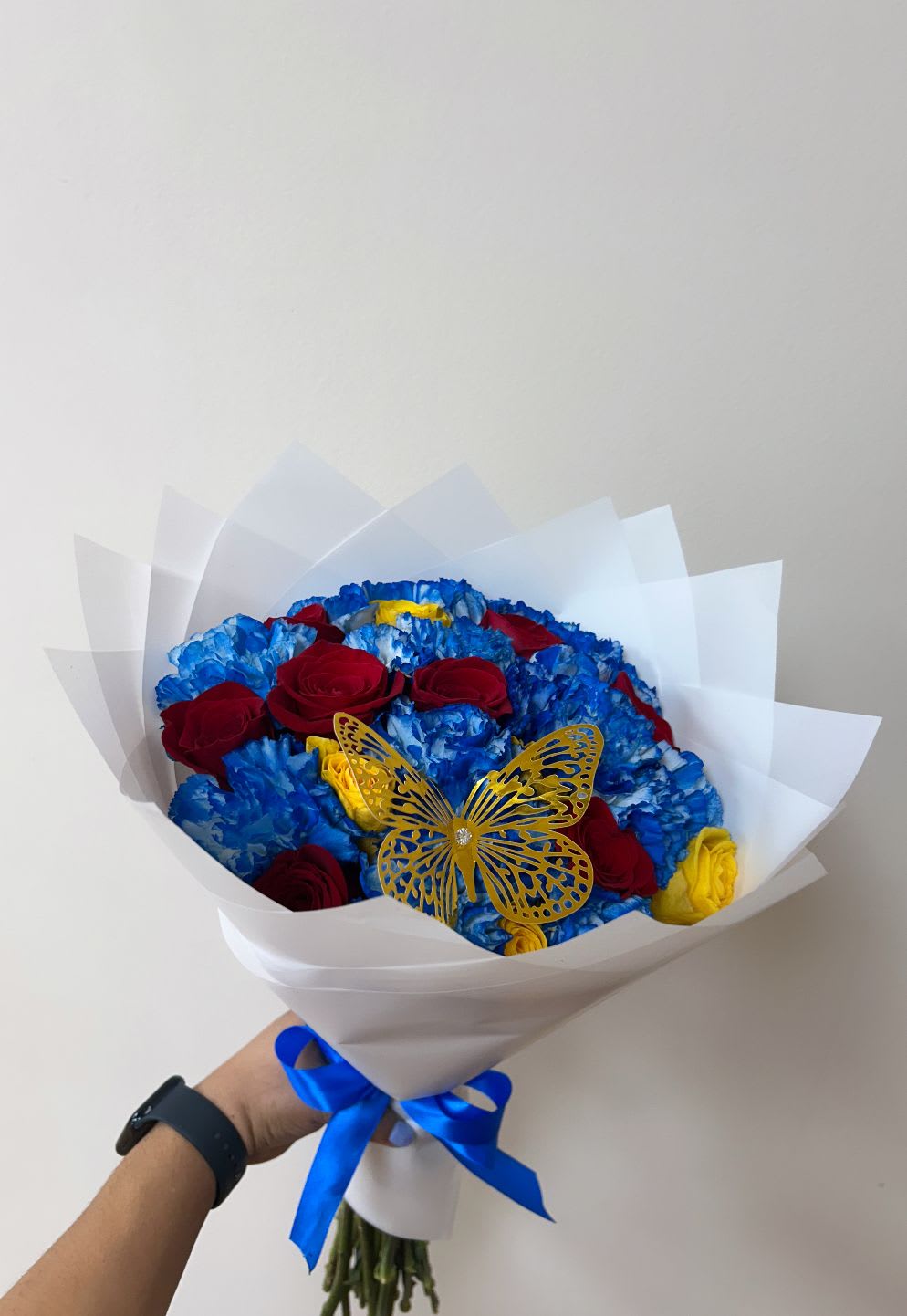 Claveles &amp; Rosas  - An elegant and striking combination that combines the strength of red with the serenity of blue.  Red roses express love, passion and commitment, while blue carnations provide a unique touch of tranquility and distinction.  This arrangement is perfect for expressing deep feelings in a different and original way, ideal for romantic occasions, anniversaries or simply to surprise with an exclusive and colorful detail. 