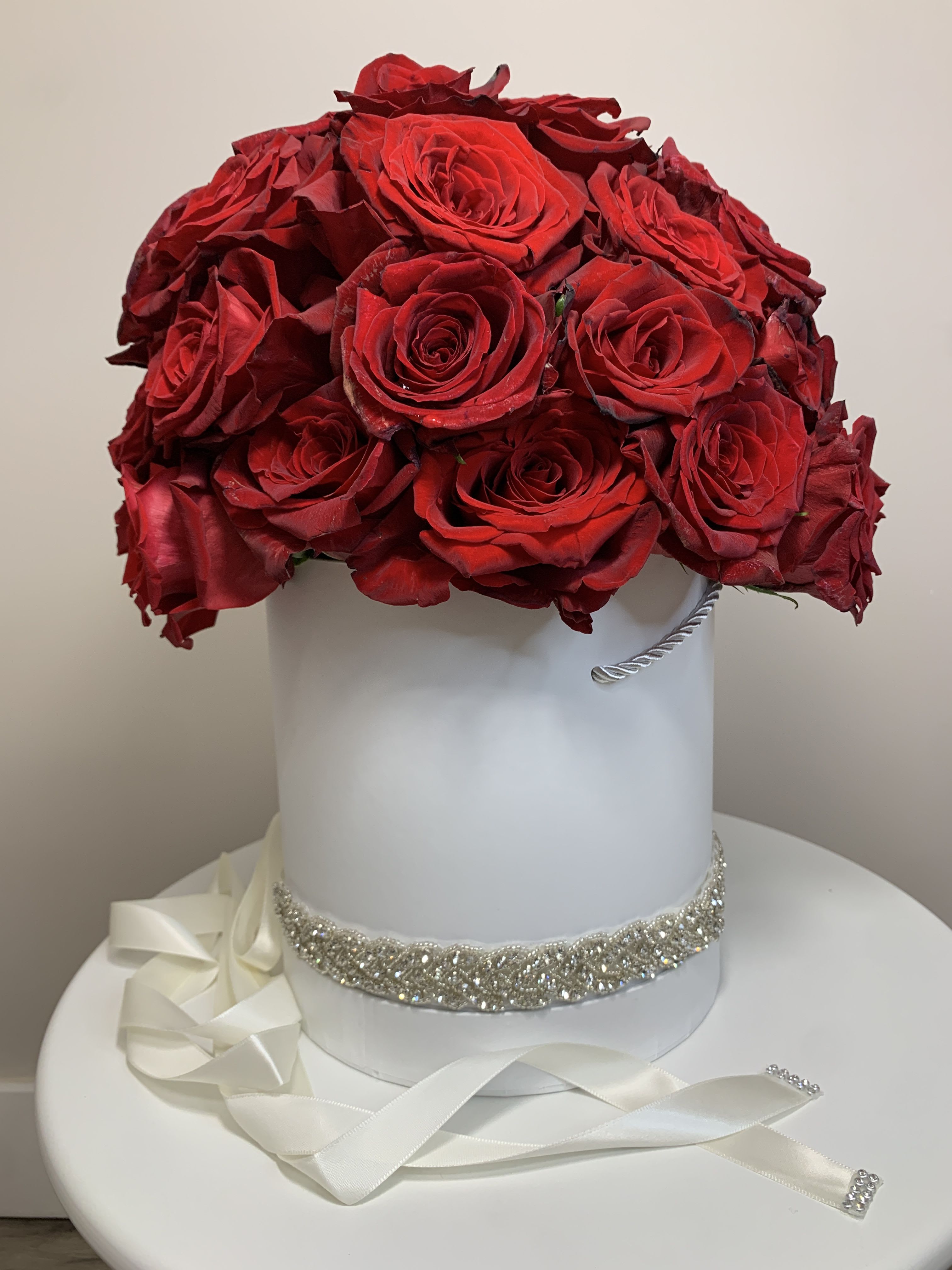 Amore in White  - Red roses in a white box 