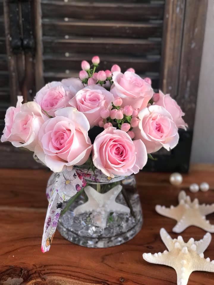 Love From the sea - Pink sweet Roses and berries, combination with star fish. 