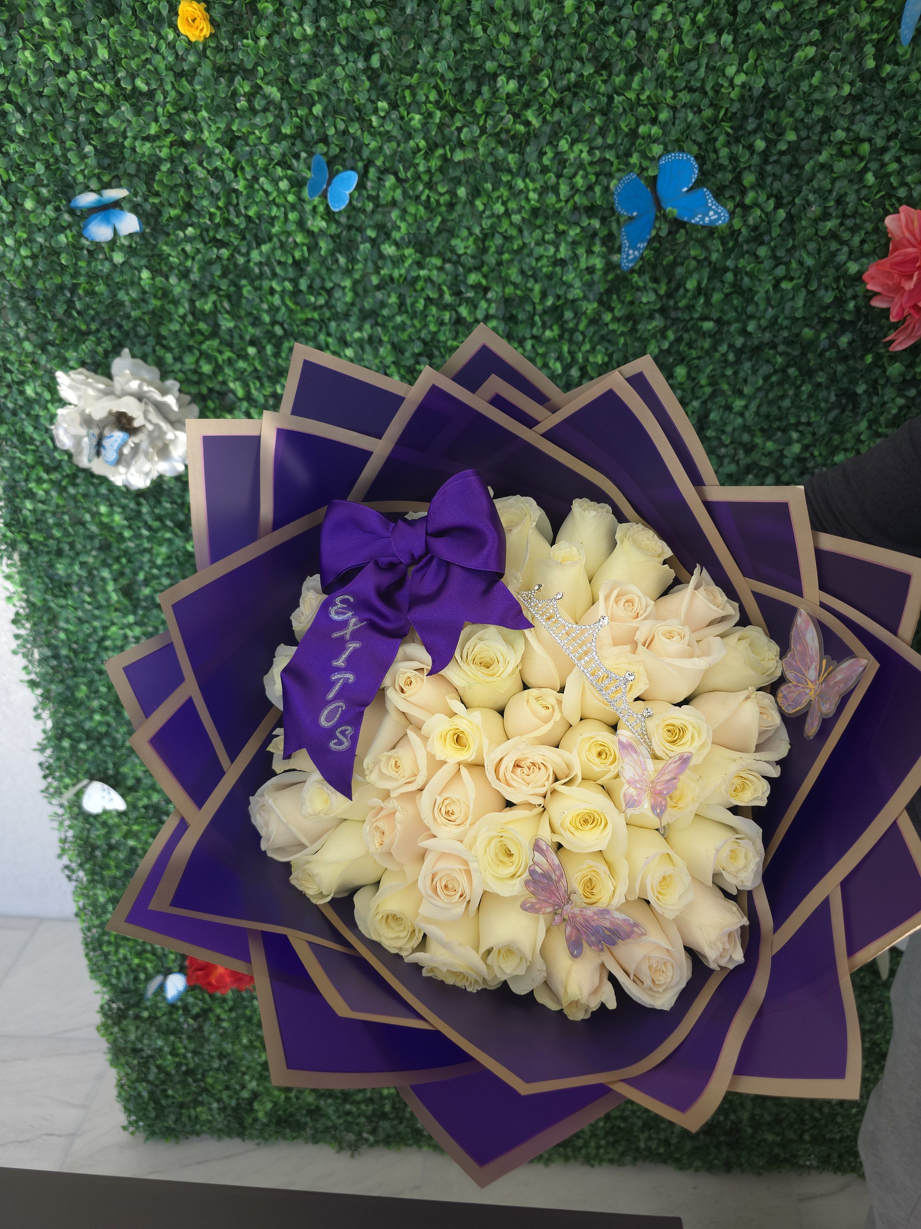 50 Delicated Flower Arragement - Pure Elegance in Full Bloom  A stunning expression of grace and purity, our bouquet of 50 white roses is a timeless symbol of elegance. Each rose is hand-selected for its freshness and beauty, creating a lush, full arrangement that speaks of sincerity, peace, and sophistication.  Perfect for weddings, sympathy, or simply to make a bold yet gentle statement — this bouquet is luxury in its most serene form.   Delivery available  Classic. Refined. Unforgettable.