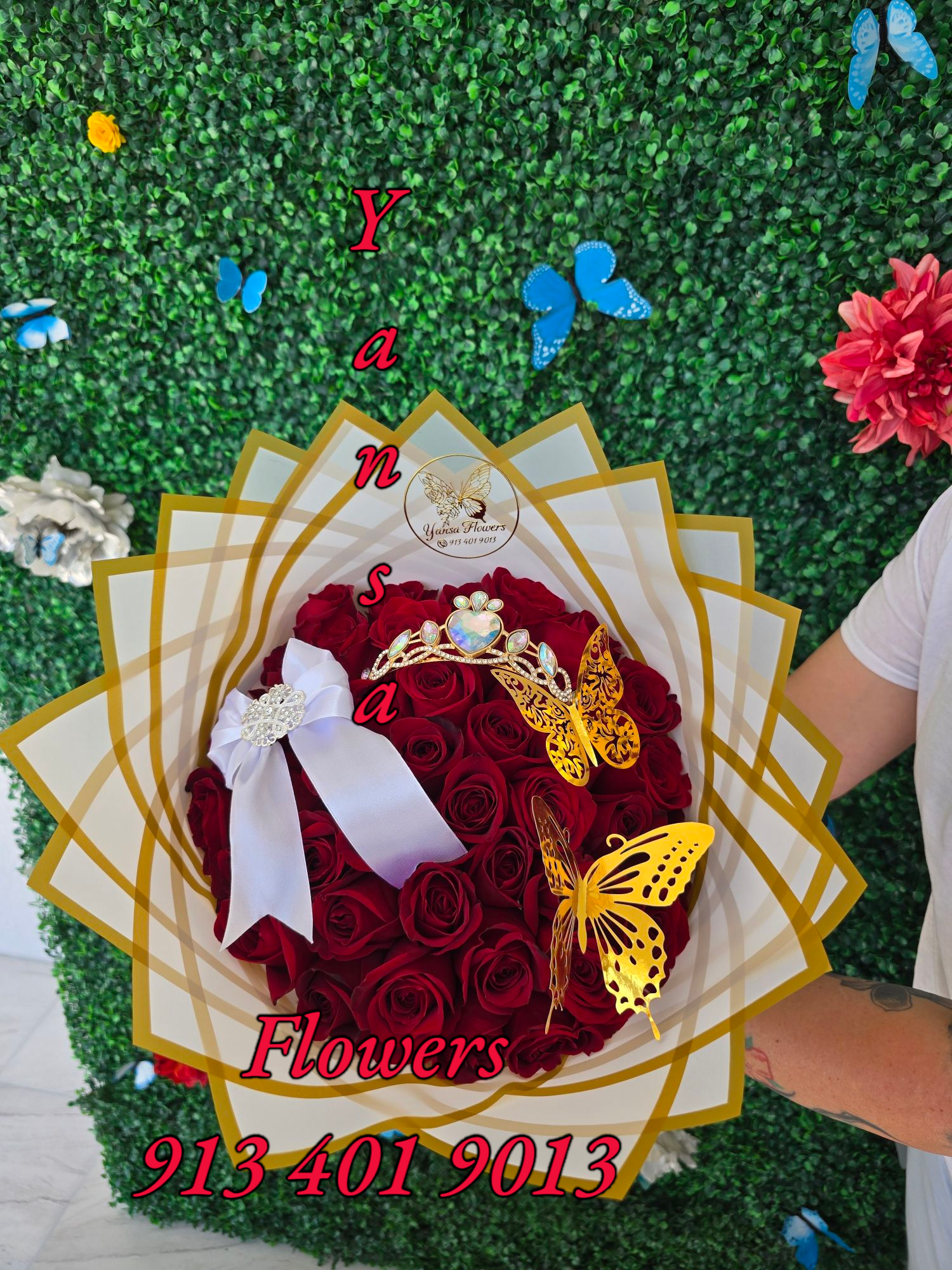 50 Red Wine Bouquet -  Red Buchón Bouquet  Bold, luxurious, and impossible to ignore — our red buchón bouquet is the ultimate statement of passion and elegance. Overflowing with oversized, rich red roses and lush greenery, this arrangement is designed for those who love to make a powerful impression. Perfect for anniversaries, romantic gestures, or any moment you want to say “I adore you.” ️  Handcrafted with precision and flair, this bouquet delivers maximum impact and timeless beauty.   Delivery available  For love that’s loud, proud, and unforgettable