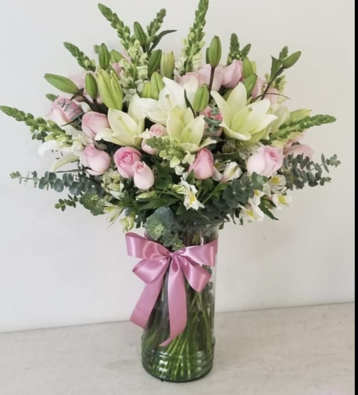 base armonica - arreglo en base de agua con rosas pink,astromelia,eucaliptus,snadragon.