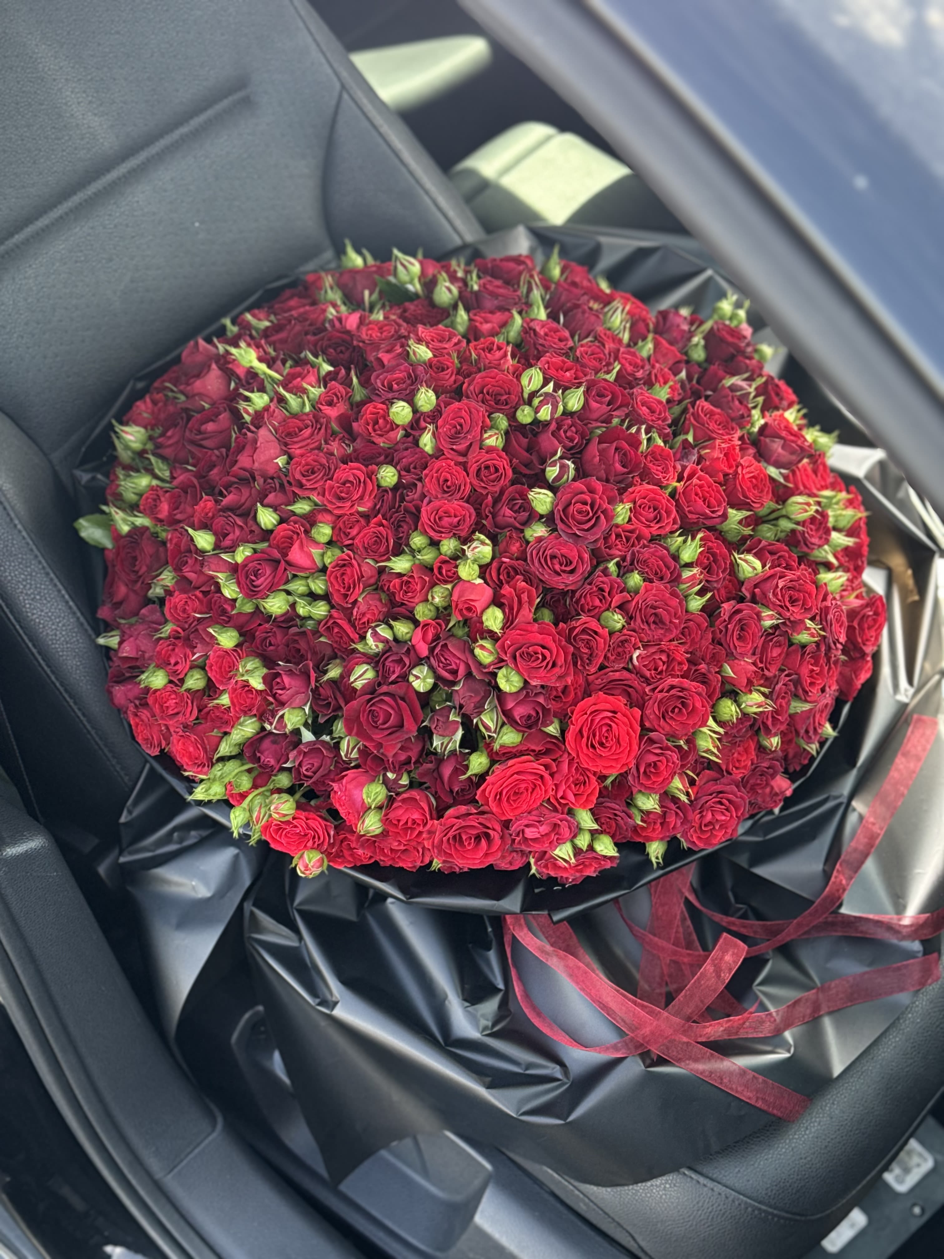 A large bouquet of Spray Roses for a marriage proposal - This elegant large bouquet of spray roses is created for one of the most meaningful moments in life — a marriage proposal. Lush, delicate blooms form a full and romantic composition that symbolizes love, devotion, and sincerity. Each bouquet is handcrafted using fresh, premium spray roses to ensure lasting beauty and a flawless presentation. Perfect for creating an unforgettable “Will you marry me?” moment, this bouquet adds romance, emotion, and timeless elegance to your special day.