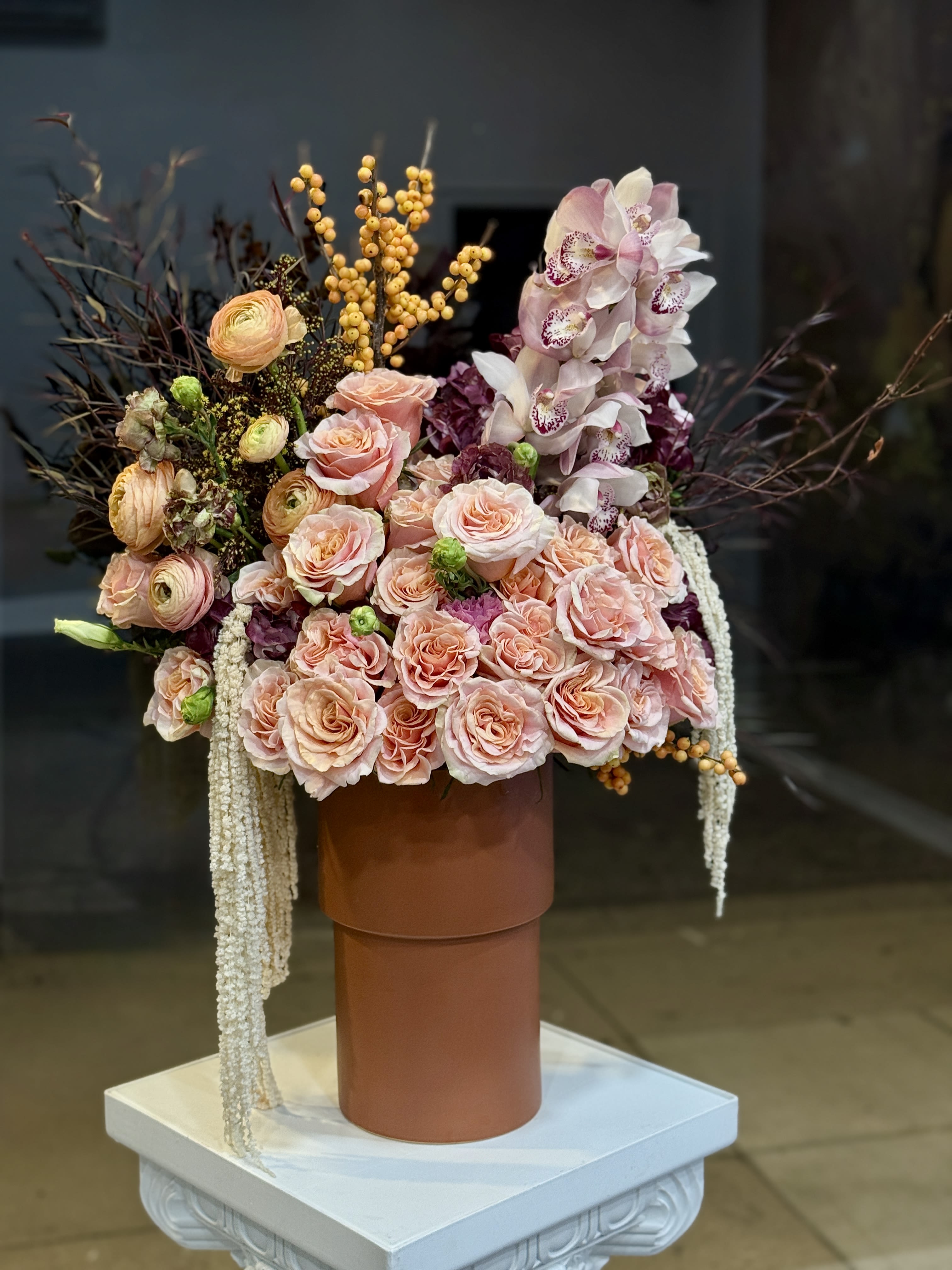 Dreamy bloom - Brighten any space with our Elegant Autumn Flower Vase Arrangement! Bursting with vibrant blooms, this stunning display combines seasonal favorites with lush fillers.  Housed in a chic, reusable container, it makes a perfect centerpiece for any occasion be it a gift or a treat for yourself. Elevate your decor with this captivating arrangement that brings joy and sophistication to your home or office. Order yours today and let the beauty of flowers inspire you!