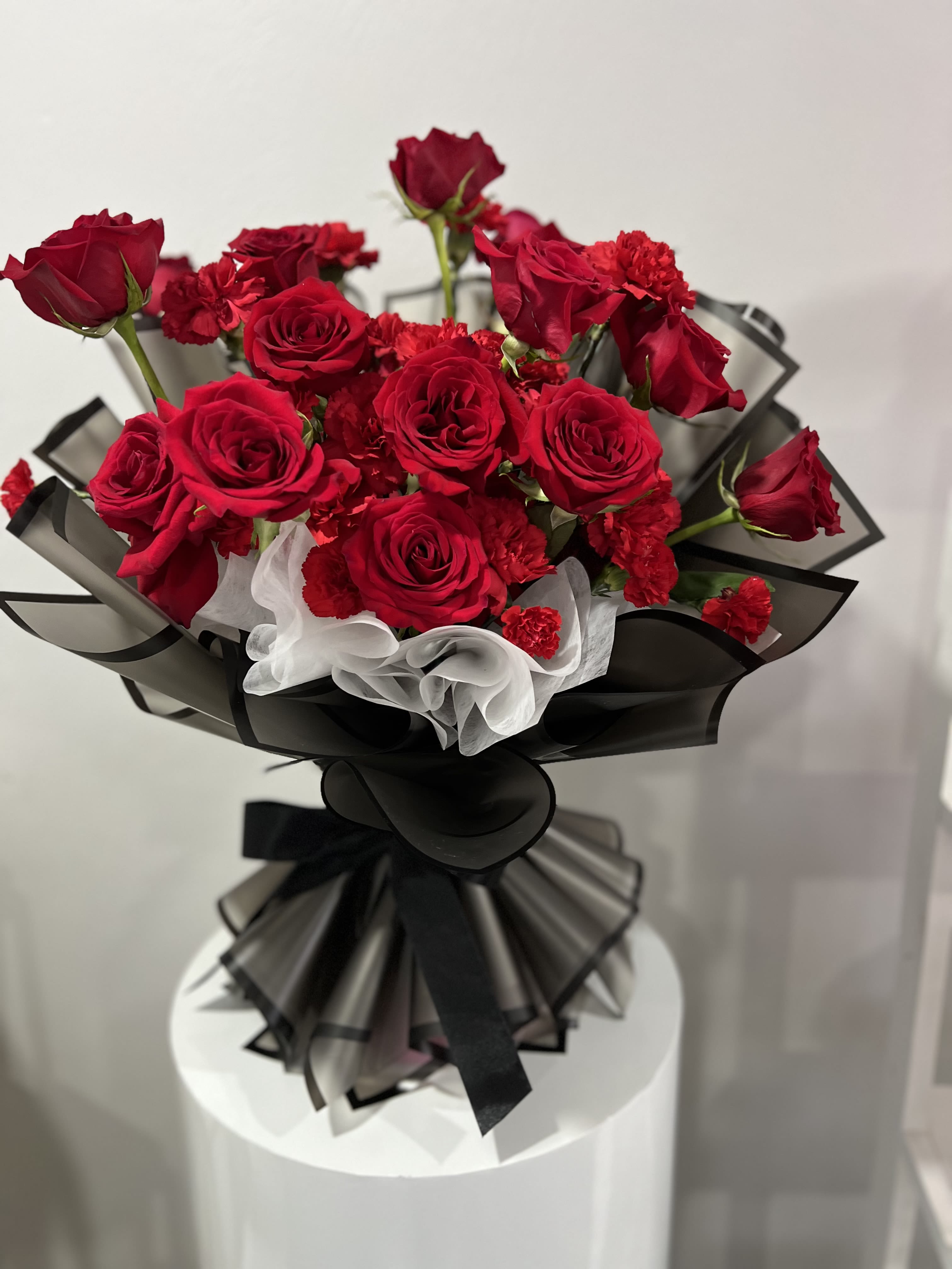 Elegant bouquet  - Korean style bouquet with roses and carnations. Its on a stand. No vase is needed.  Picture shows the deluxe size. 