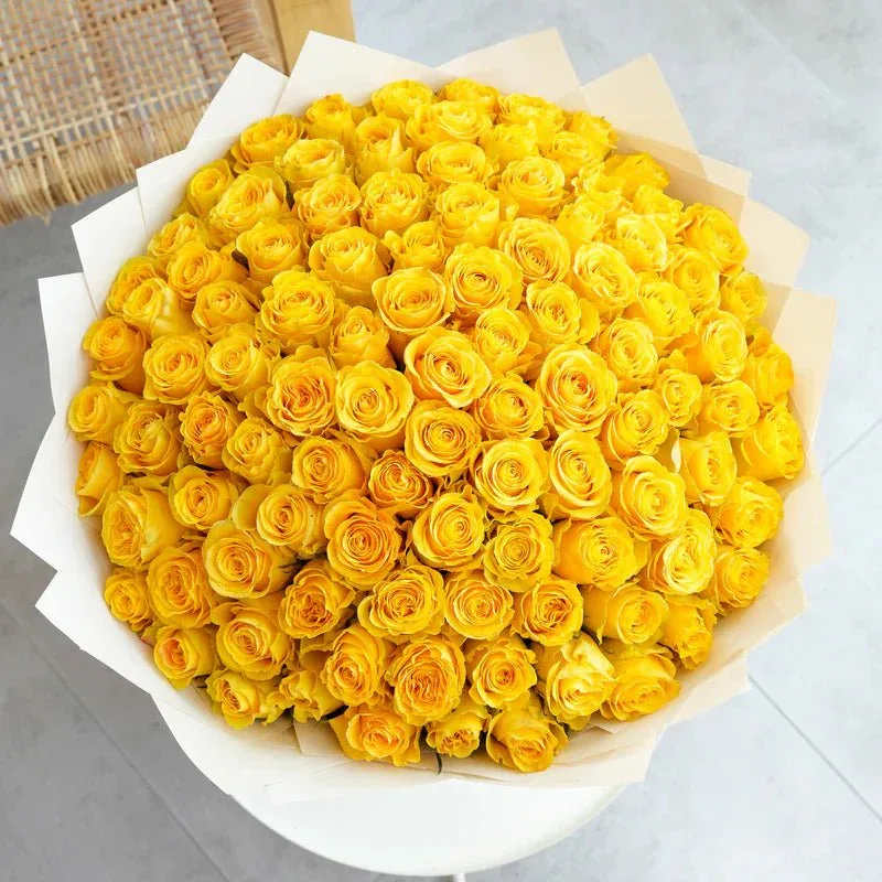 Bouquet de 50 Rosas Amarillas - Un arreglo imponente que transmite alegría, amistad y energía positiva en cada pétalo. Nuestro bouquet de 50 rosas amarillas es sinónimo de celebración y gratitud, ideal para grandes ocasiones como aniversarios, cumpleaños, logros importantes o simplemente para sorprender con un gesto inolvidable.  Cada rosa es seleccionada cuidadosamente para garantizar frescura y belleza, creando un ramo radiante que ilumina cualquier espacio con su color vibrante y su elegancia natural. 
