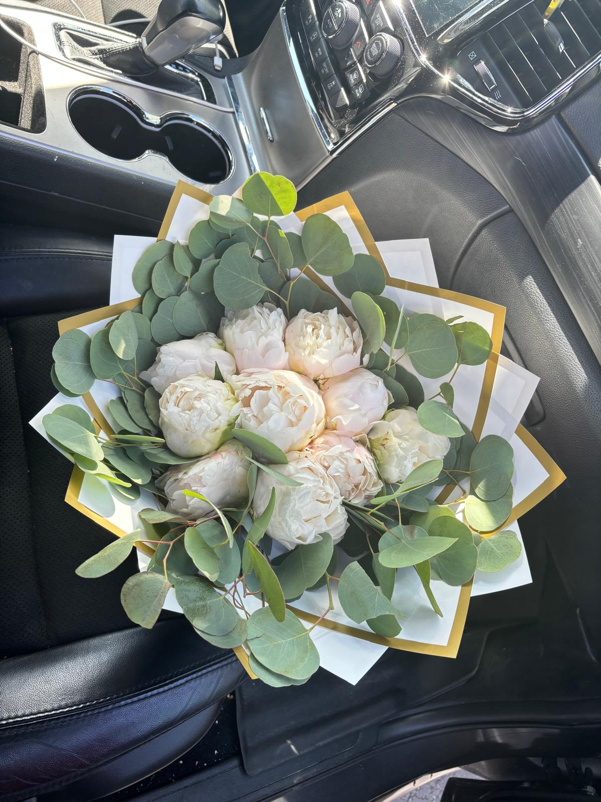 White Peony Bouquet / Ramo Blanco de Peonías - Our Premium Peony Bouquet is the perfect gift for birthdays, anniversaries, congratulations, or romantic surprises. Designed with lush, full-bloom peonies and accented with fresh eucalyptus, this bouquet offers an elegant, soft, and timeless look. Wrapped in luxe waterproof paper with gold detailing, it’s a stunning, high-end arrangement that makes any moment feel special. Color tones and peony availability may vary depending on the season.