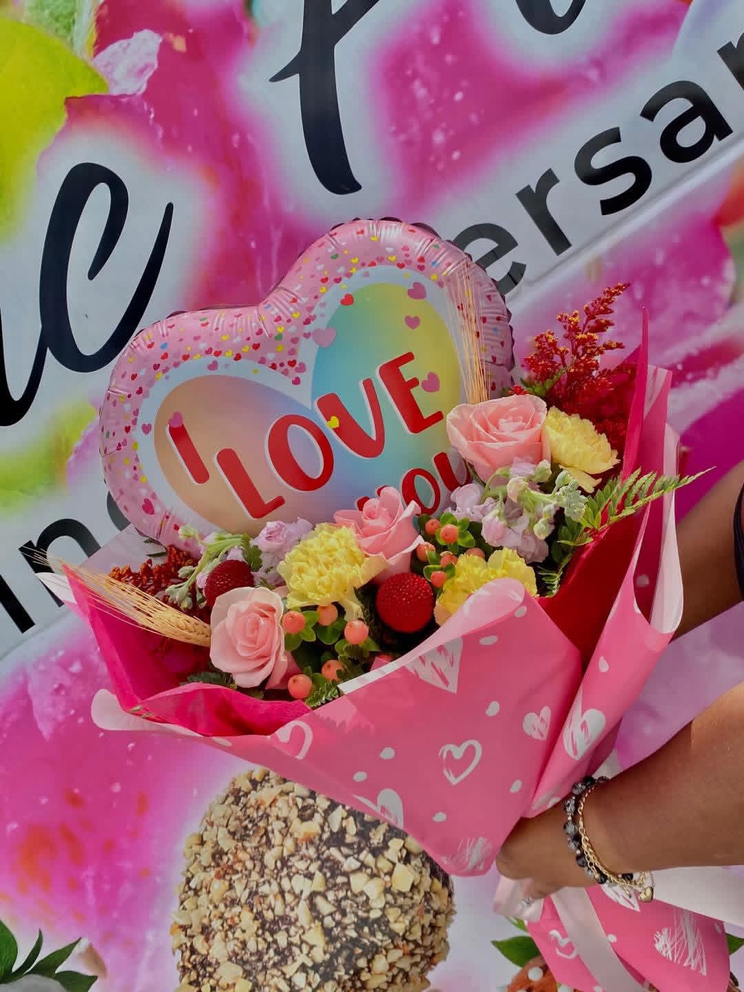 Balloon Kiss Bouquet  - Balloon Kiss Bouquet Send love soaring with our Balloon Kiss Bouquet! This charming arrangement pairs fresh, vibrant flowers with a festive Valentine’s balloon, creating a playful and romantic gift that’s sure to make hearts smile. Perfect for Valentine’s Day, anniversaries, or any special occasion, this bouquet delivers flowers and fun in one unforgettable package—because love deserves a little