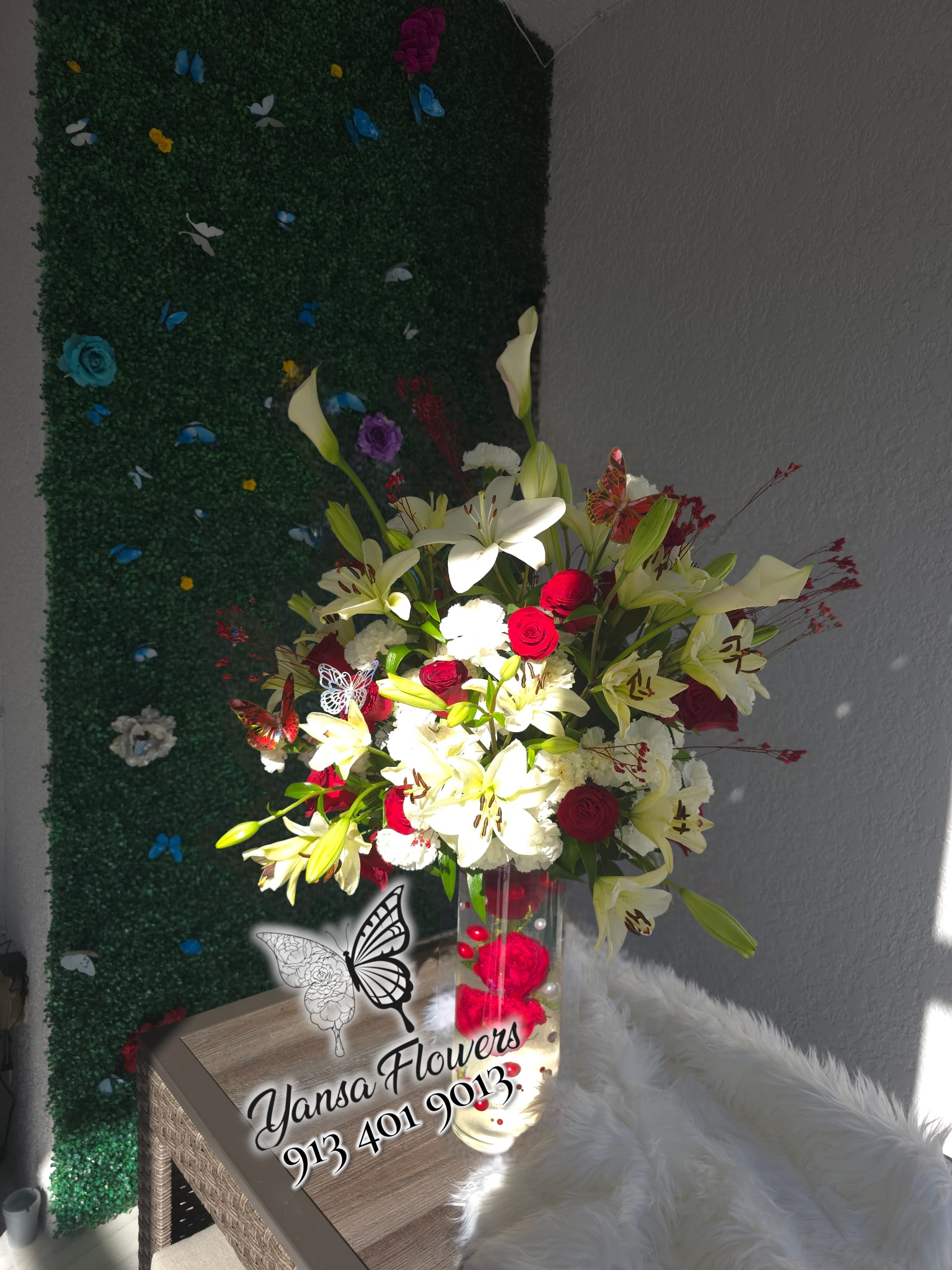 Floral Centerpiece: Elegant and Timeless Table Decoration - Our floral centerpiece is a beautifully designed table arrangement that adds elegance and style to any setting. Crafted with fresh, premium-quality flowers in a variety of colors, this centerpiece is perfect for weddings, birthdays, baby showers, corporate events, dinner parties, and special celebrations.  Each floral centerpiece is thoughtfully handcrafted by professional florists to ensure freshness, balance, and a refined presentation. Designed to complement any décor without overwhelming the table, it creates a welcoming and sophisticated atmosphere for your event.  Ideal for those looking for a versatile floral centerpiece, this arrangement enhances your table décor with natural beauty and timeless charm. Perfect for event styling, floral table décor, and elegant centerpieces for any occasion.