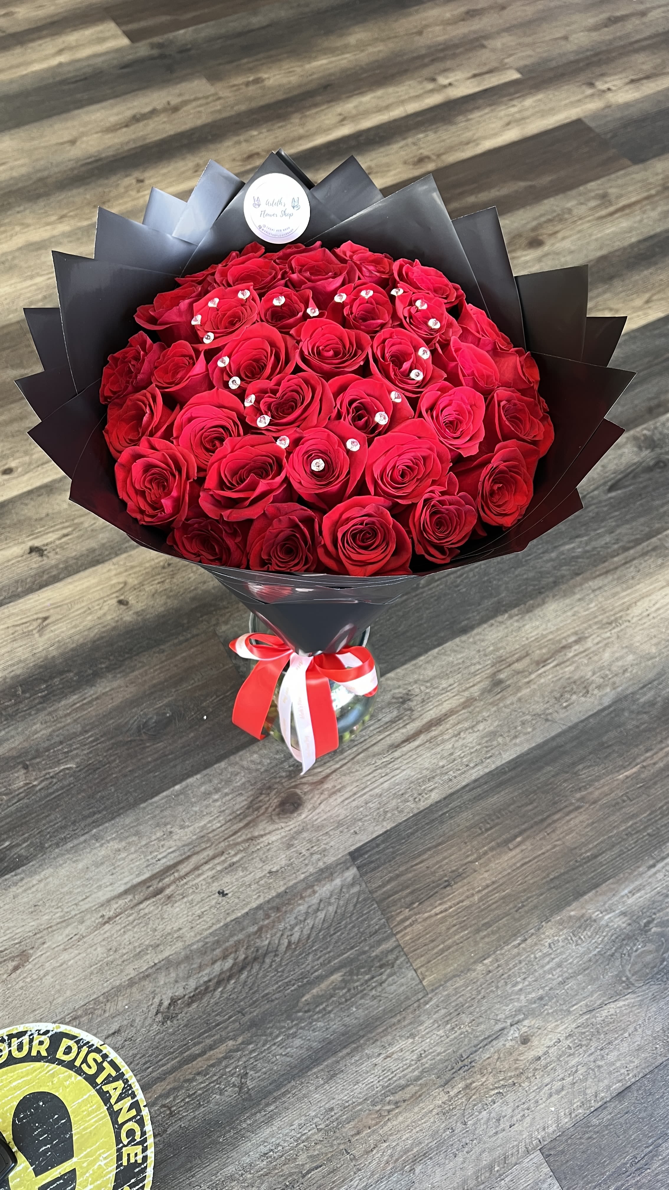 25 Roses - Bouquet With Red Roses And Heart Pin Design  - Buyer will receive 25 Red Roses