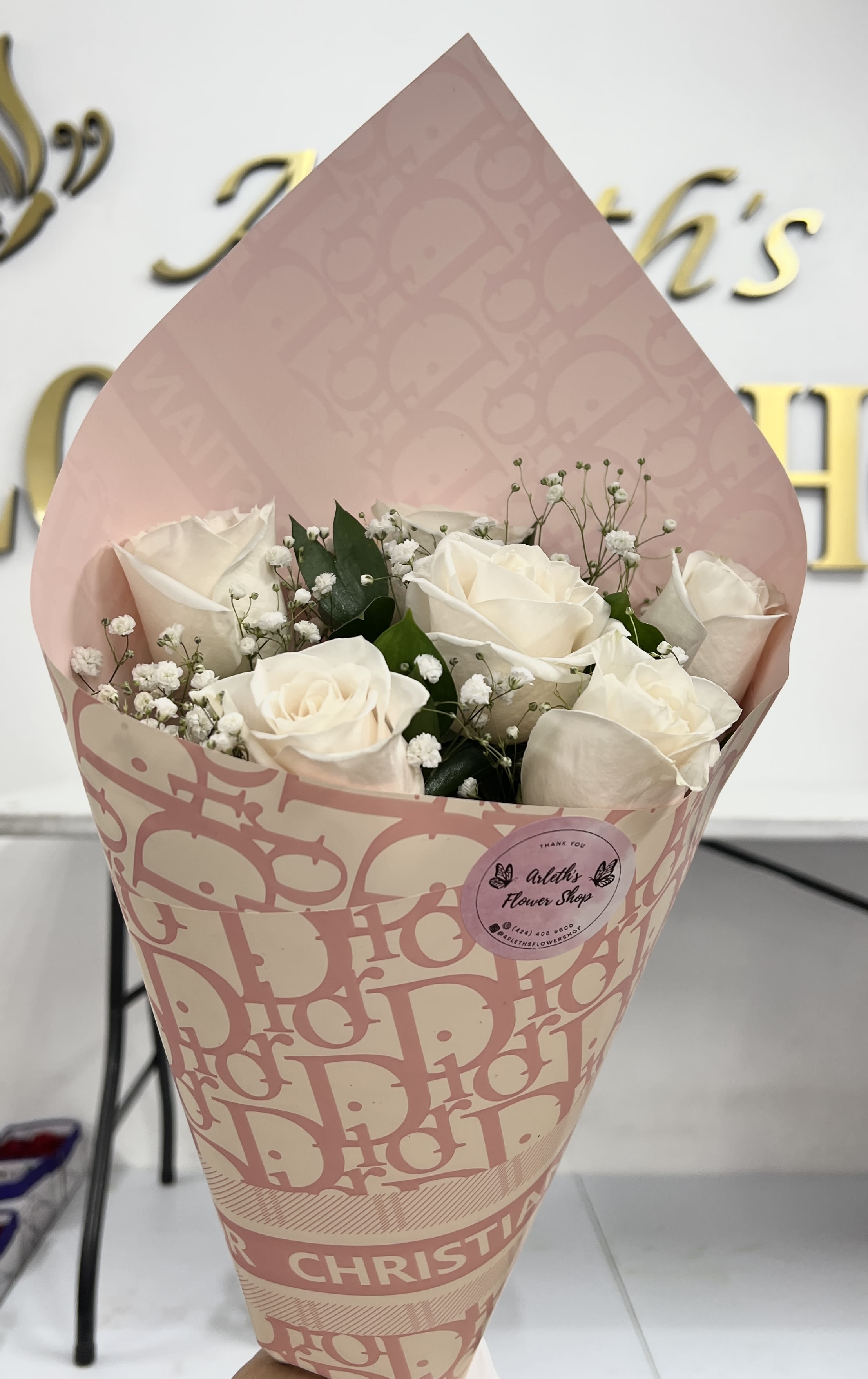 6 White Roses Bouquet  - Buyer will receive 6 white roses 