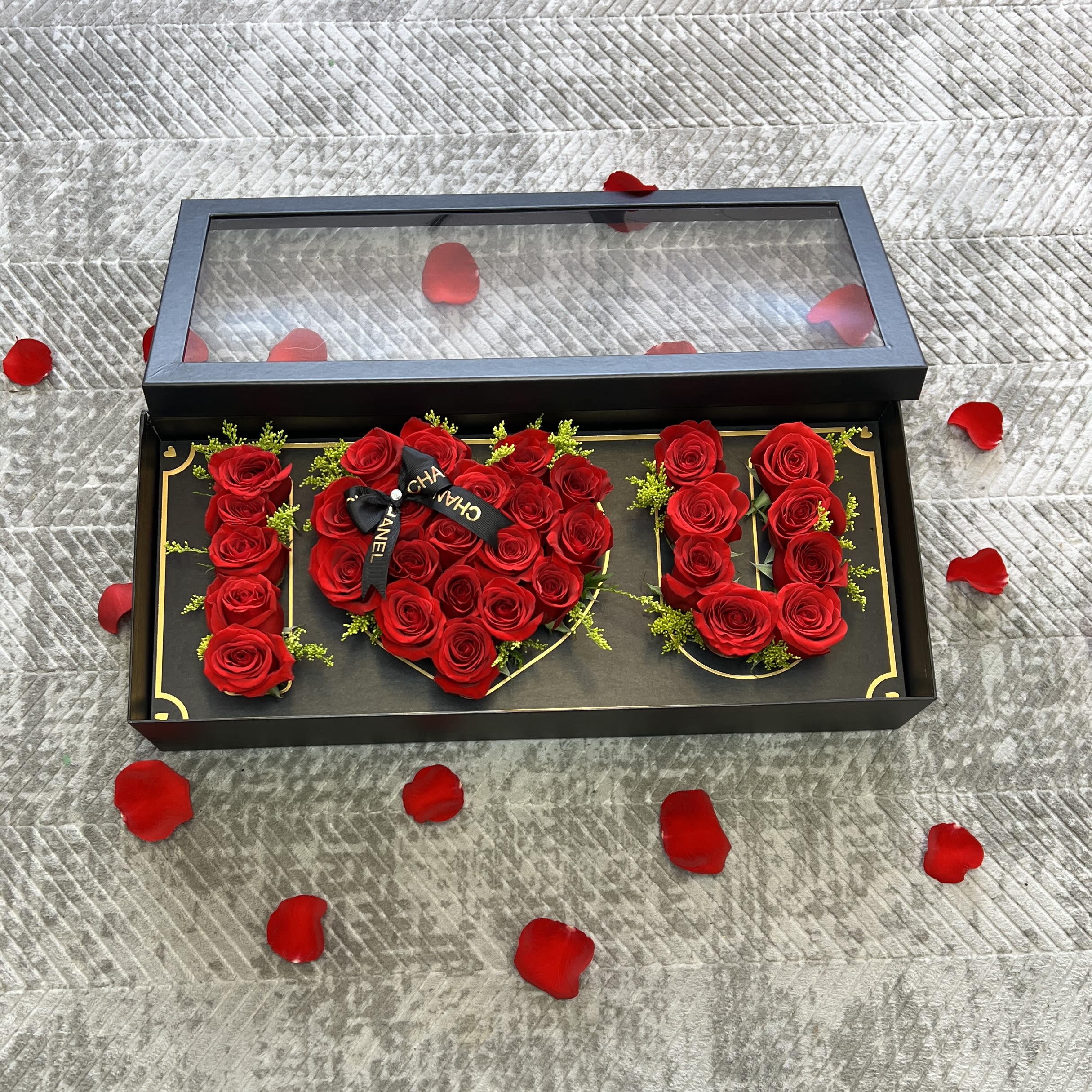 I ️You Box - With Red Roses  - Buyer will receive a box with red roses 