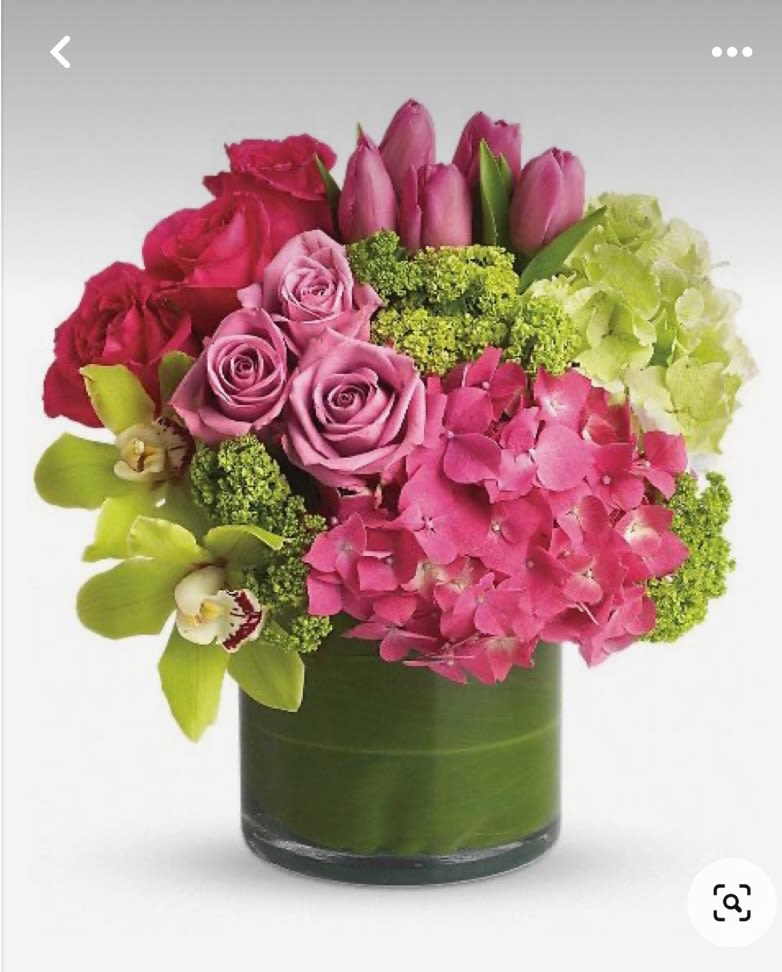 Amor de colores - Vase de cristal tulipanes,rosas rojas,rosas rosas,hortencia rosa,hortencia verde y dos orquidias verdes