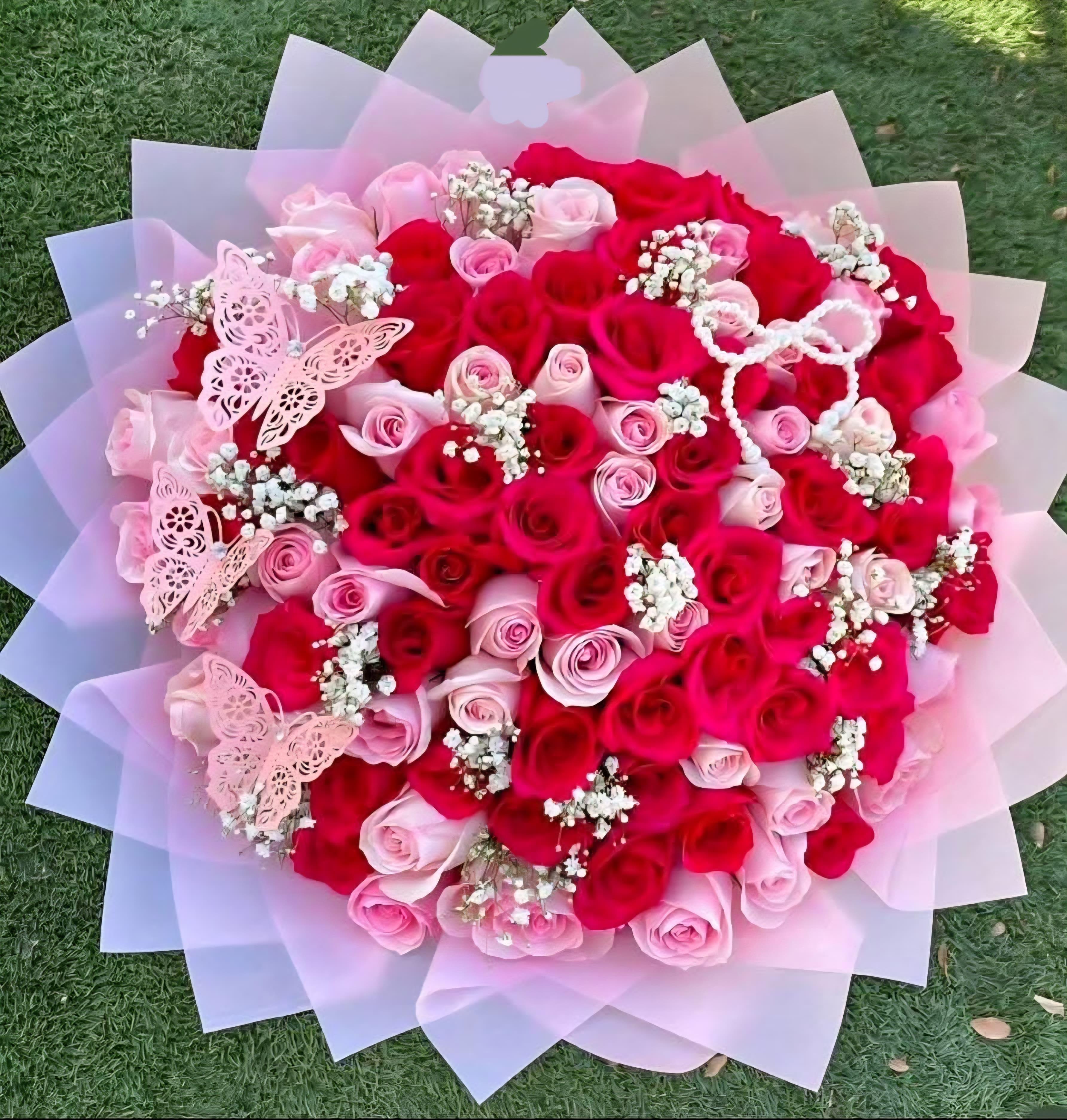 100 beautiful red and pink roses. - 100 beautiful red and pink roses with butterflies – an extremely beautiful bouquet, perfect for winning over your girl.