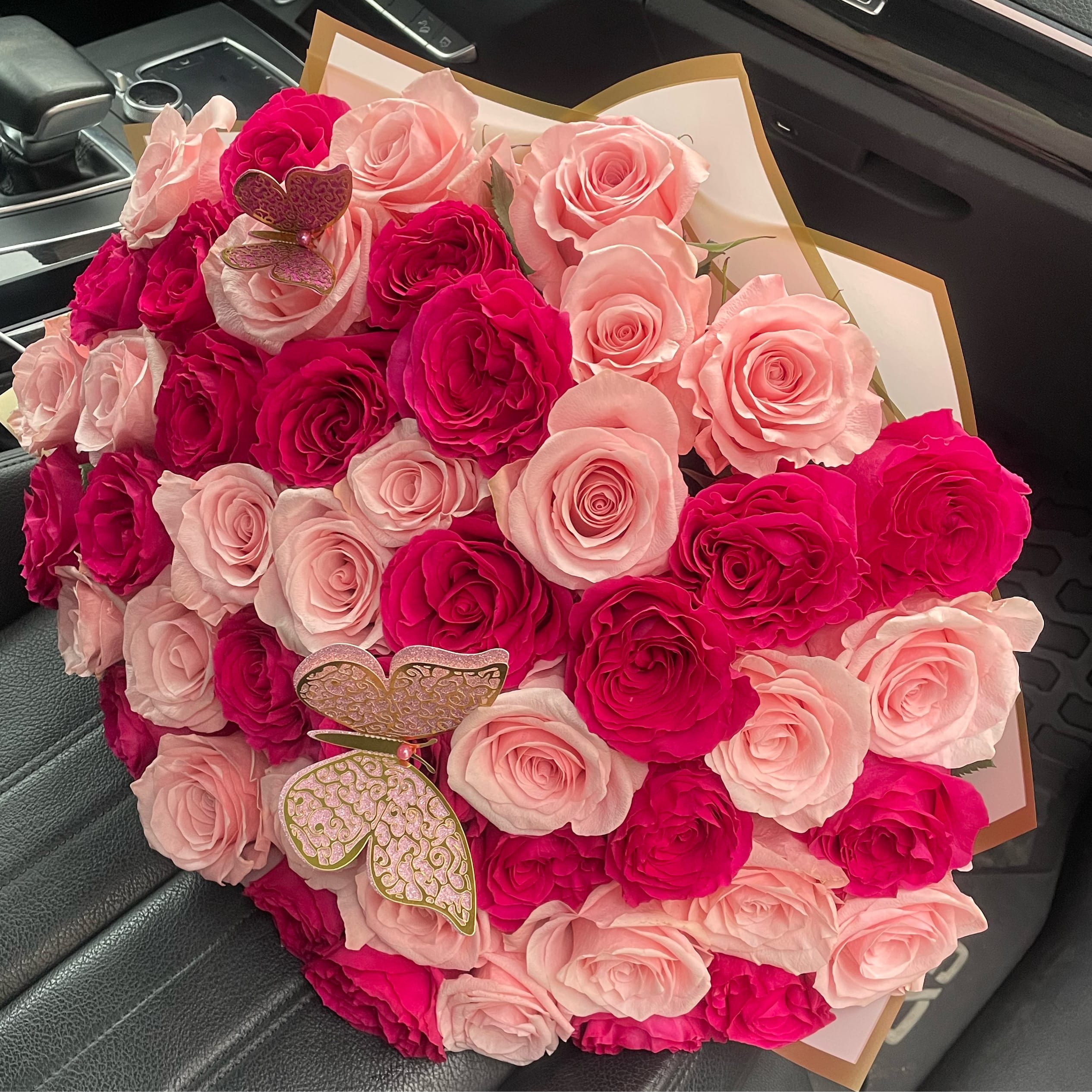 50 pink and hot pink roses.     The photo shows a standard size. - The photo shows a standard size.