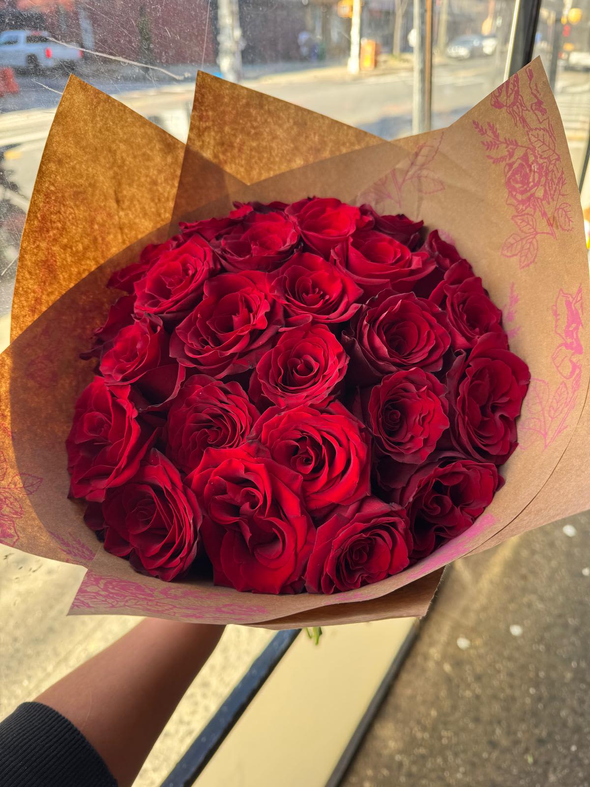 Imperial Love Bouquet (35) Roses - Luxury bouquet of 75 red roses, a vibrant composition that conveys joy, luxury, and celebration.