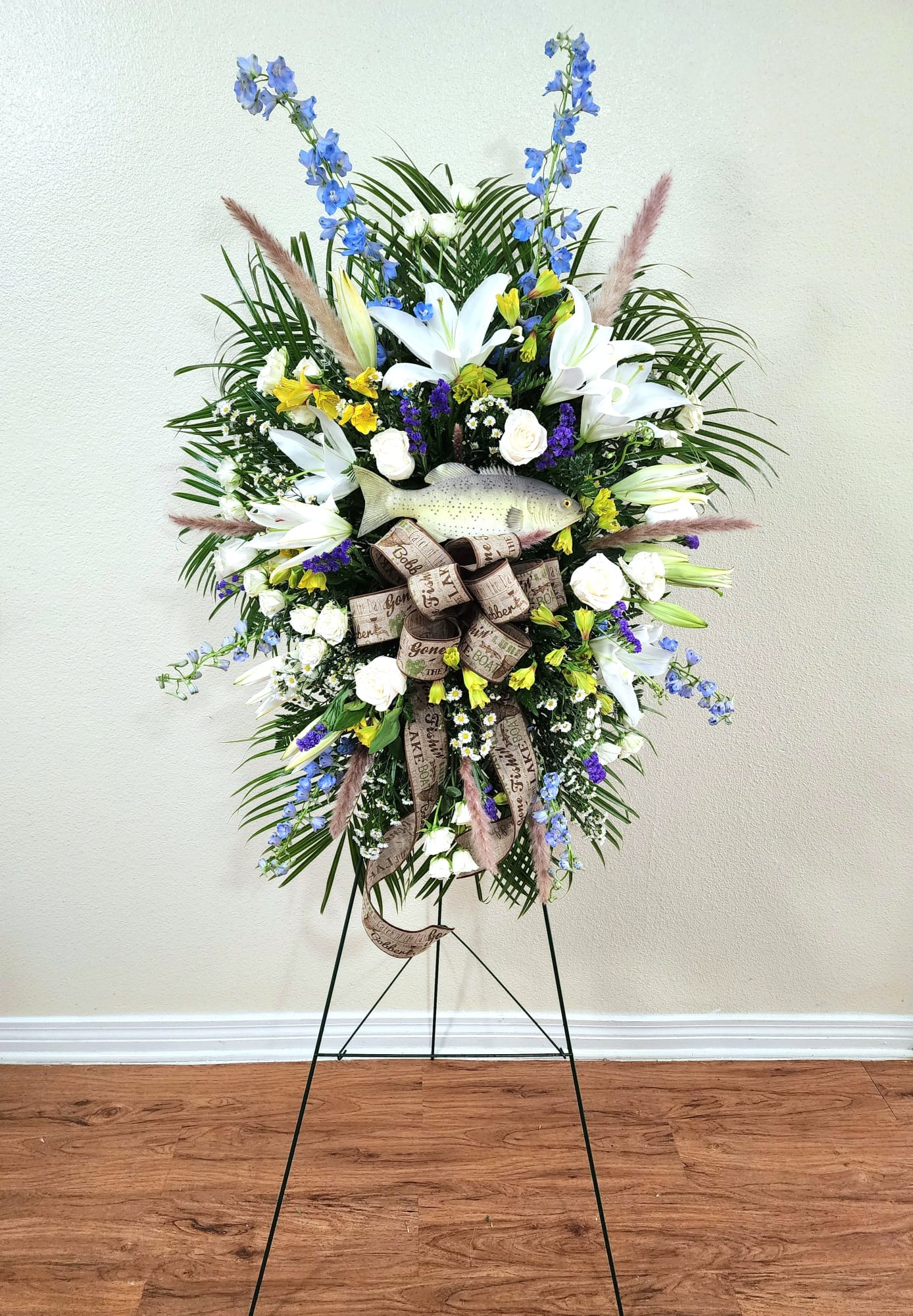 Gone Fishing Standing Spray - Colors and models of the fish may vary.