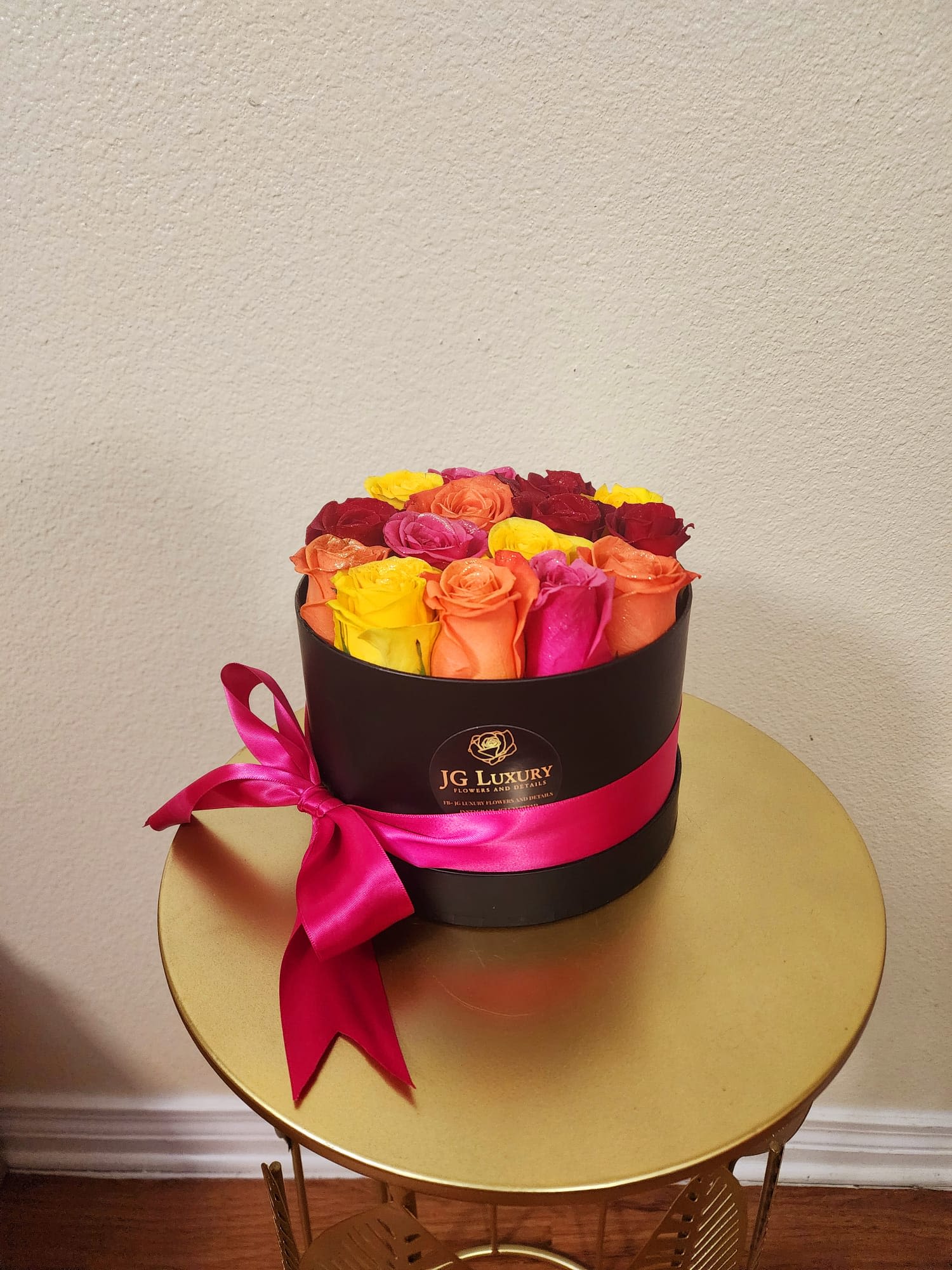 Luxury Box Sunset Edition - The perfect blend of the most beautiful roses in the most beautiful colors that will remind you of the beauty of the sunsets.