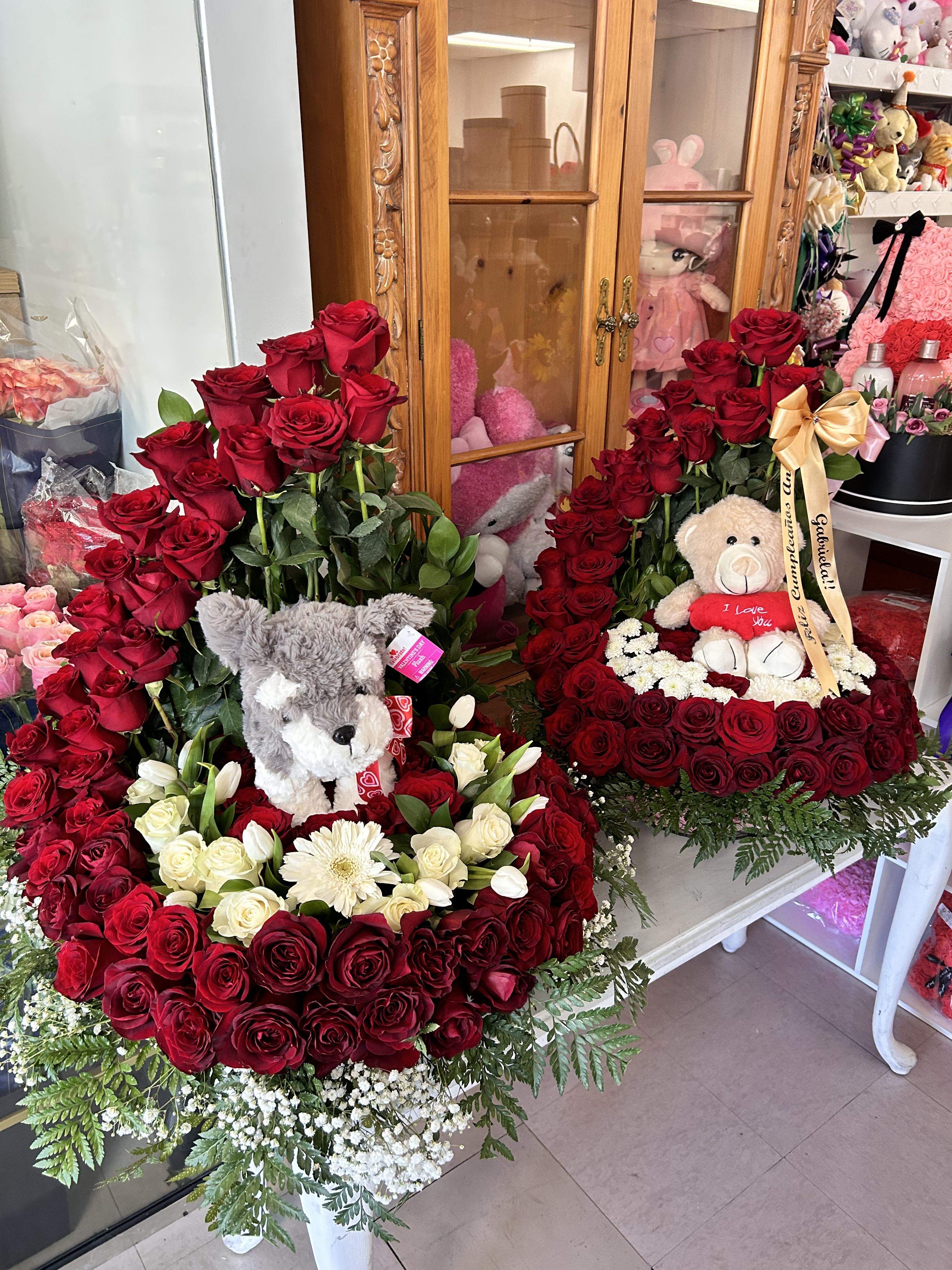 Extra large floral arrangement! With teddy bear  - Extra large floral arrangement! With teddy bear details and colors. Arreglo floral extra grande! Con detalles y colores al gusto del cliente 