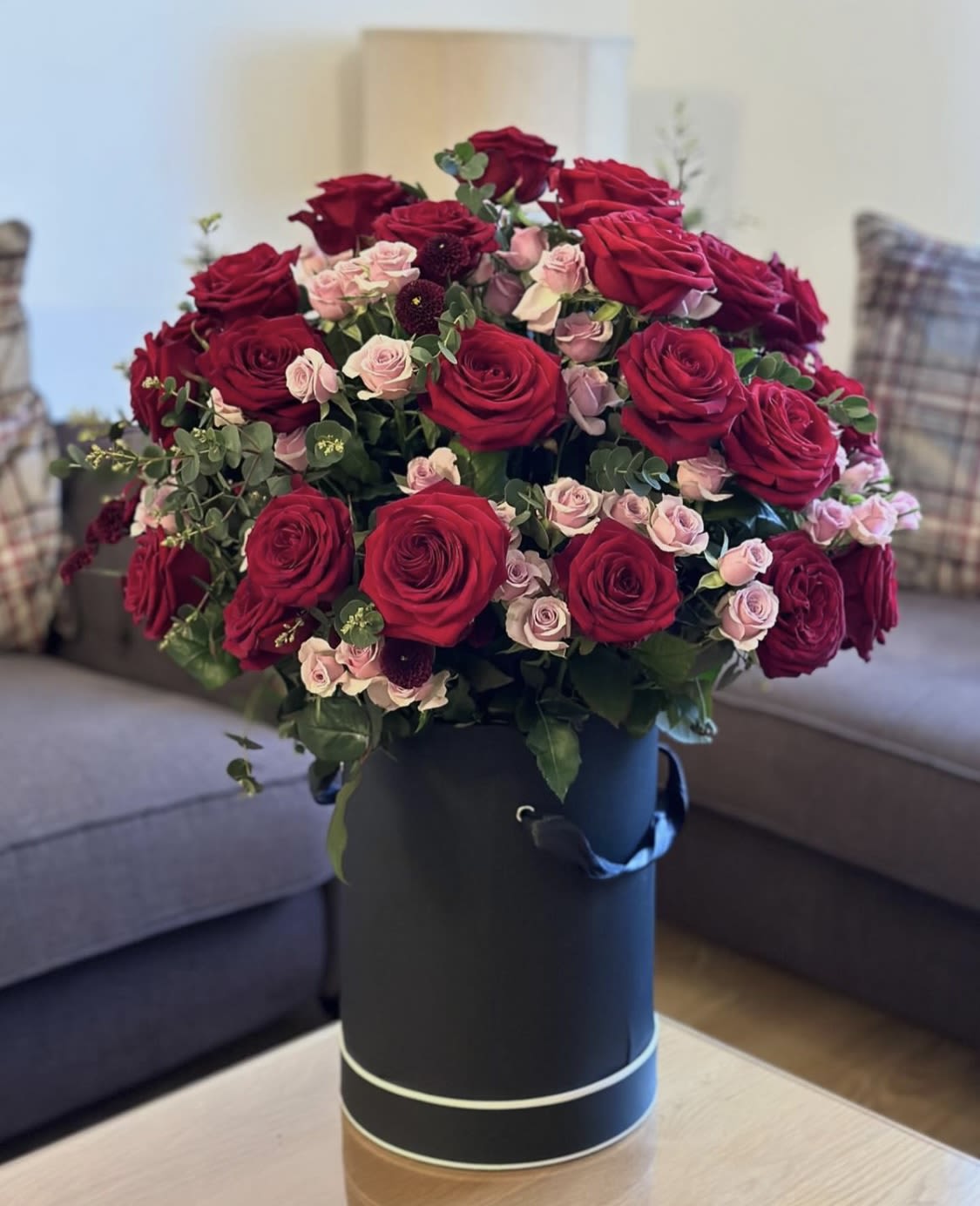 Special design for mother’s day - Special design for Mother's Day, black box with red roses and pink mini roses