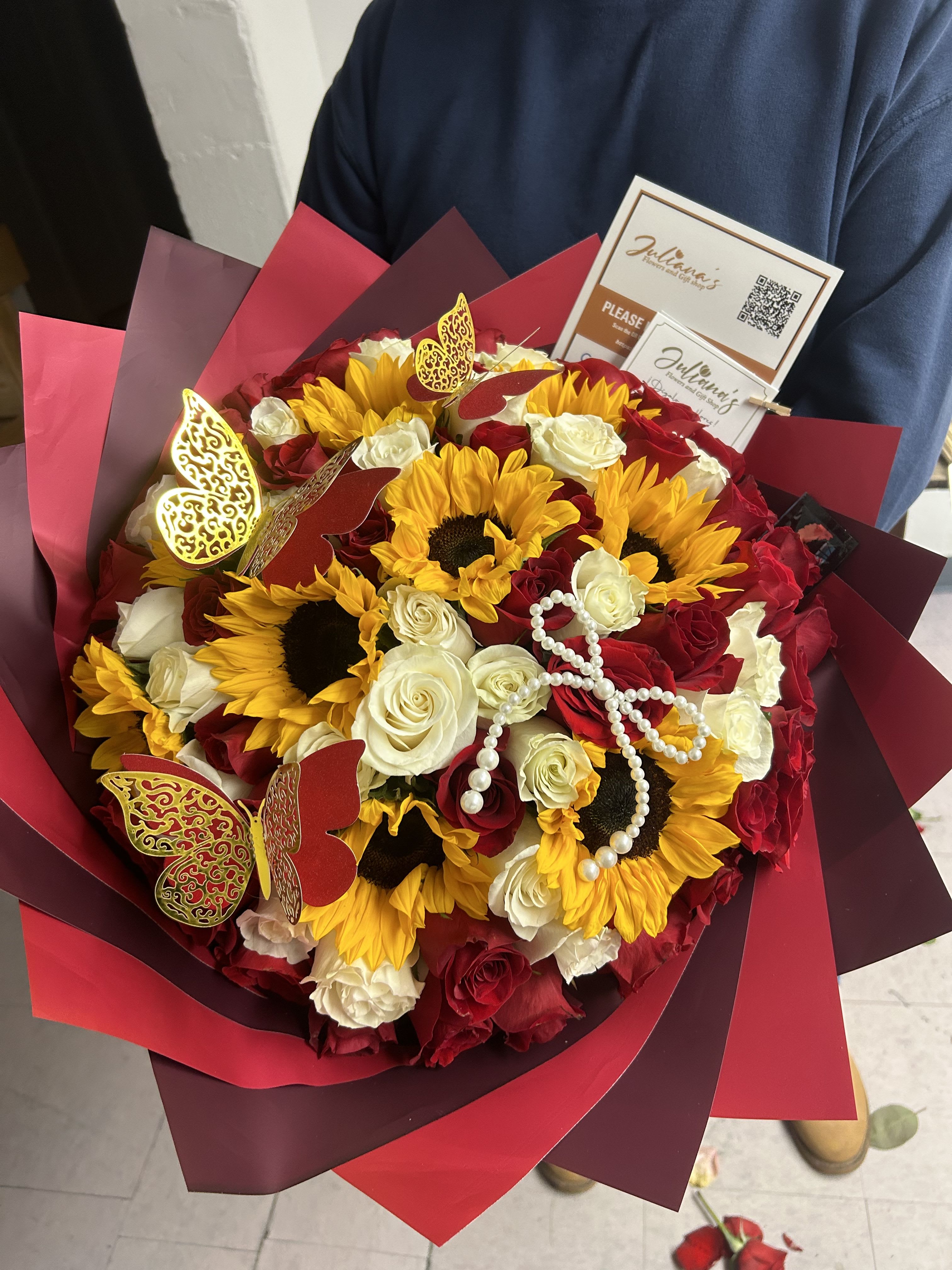 Bouquet of roses and sunflowers - Ramo grande con rosas y girasoles en varios colores.  Large bouquet with roses and sunflowers in various colors.