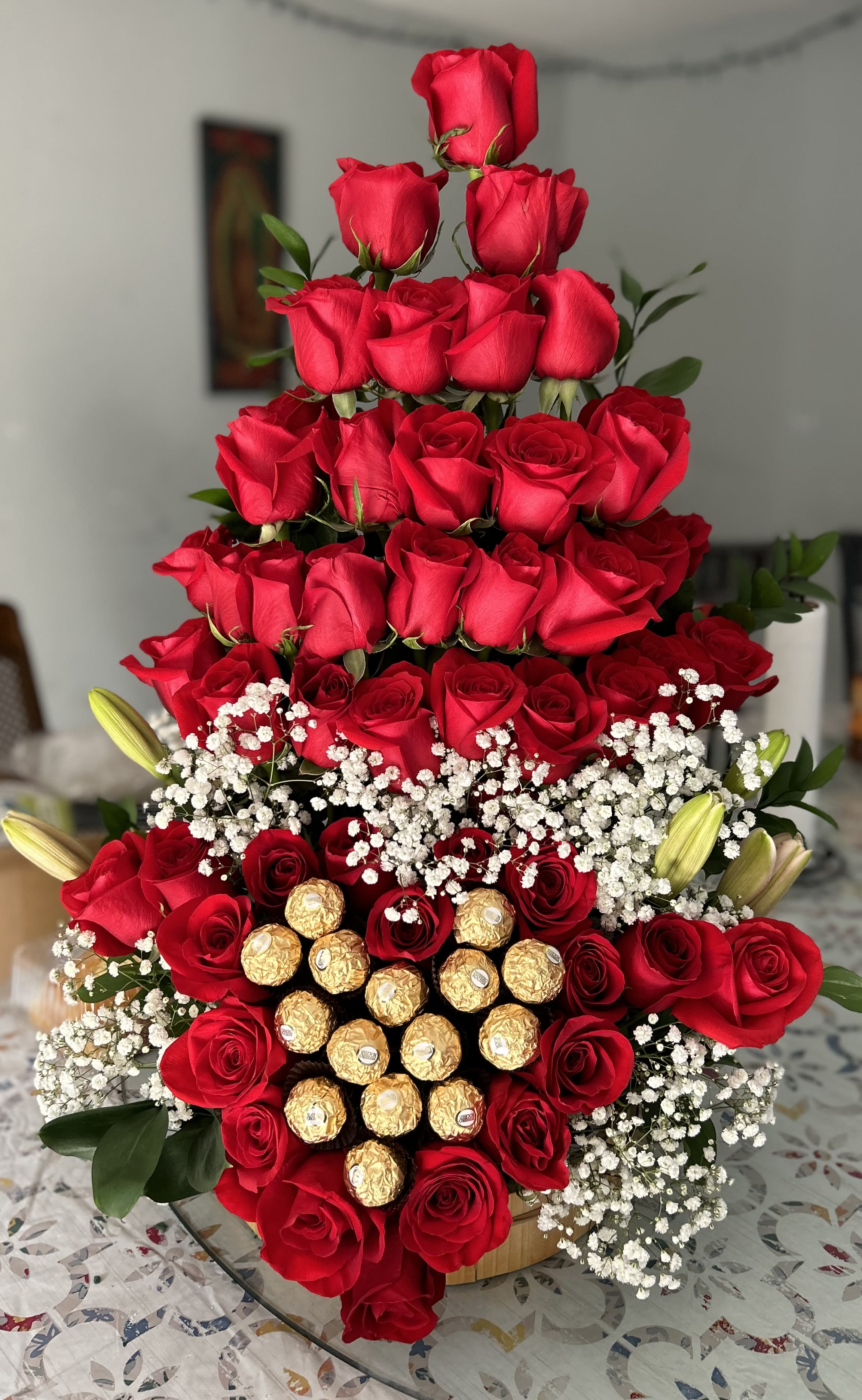 Floral arrangament with 50 red roses  - floral arrangament with 50 red roses, oriental lilies, and chocolates Arreglo grande,  de rosas con chocolates. 