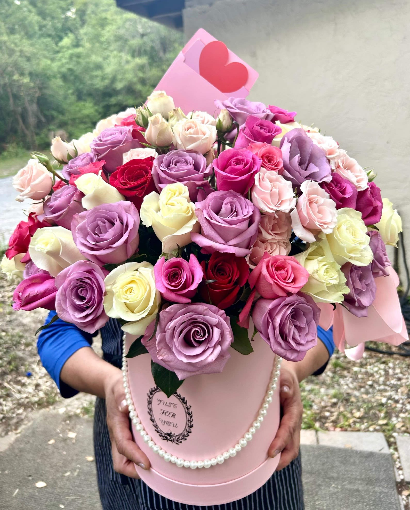 Big Round Box  - Caja con rosas en varios colores.  Box with various rose colors 