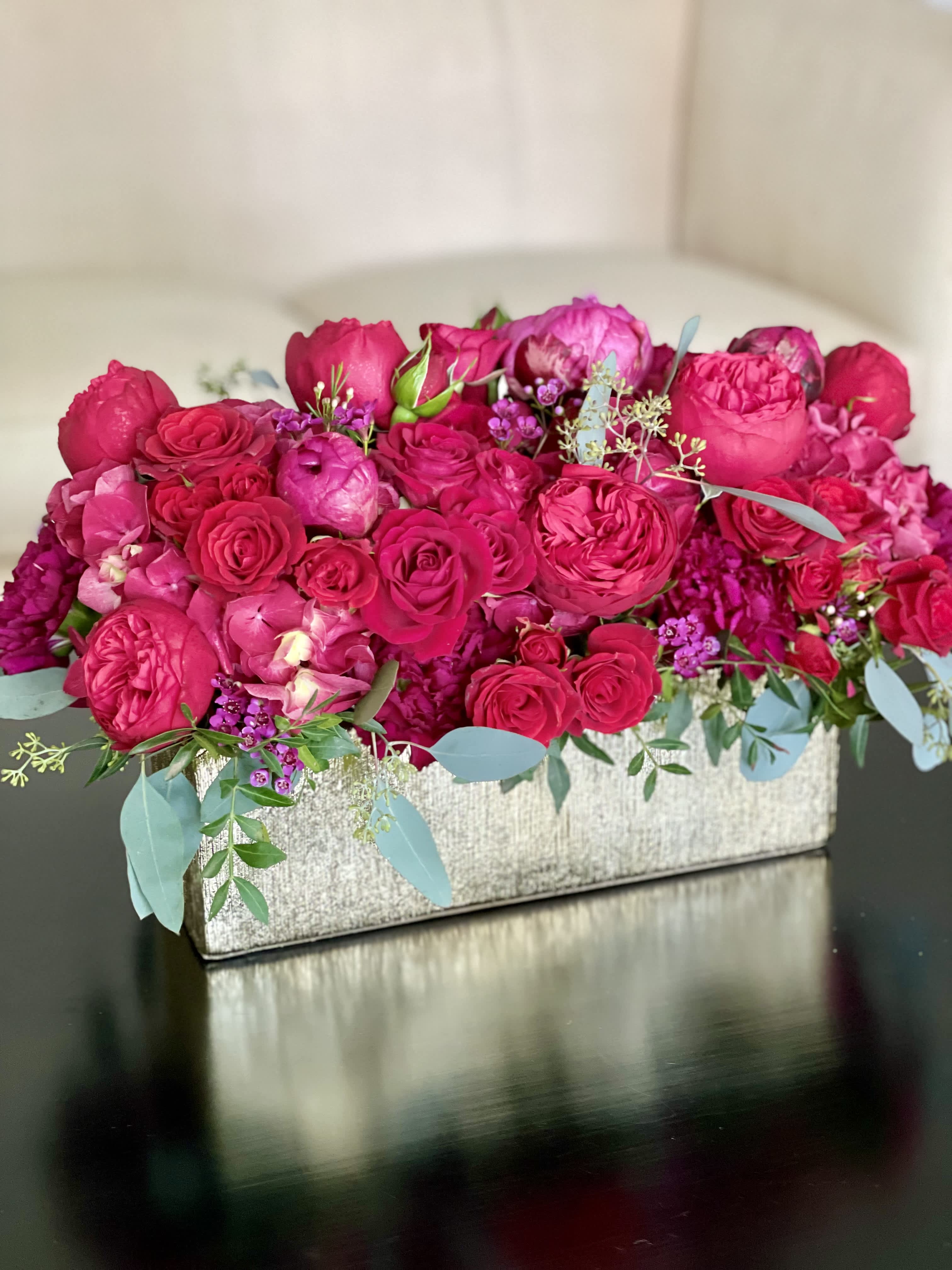 Vida - A full and lush mix where beautiful garden piano roses and peonies take center stage. 