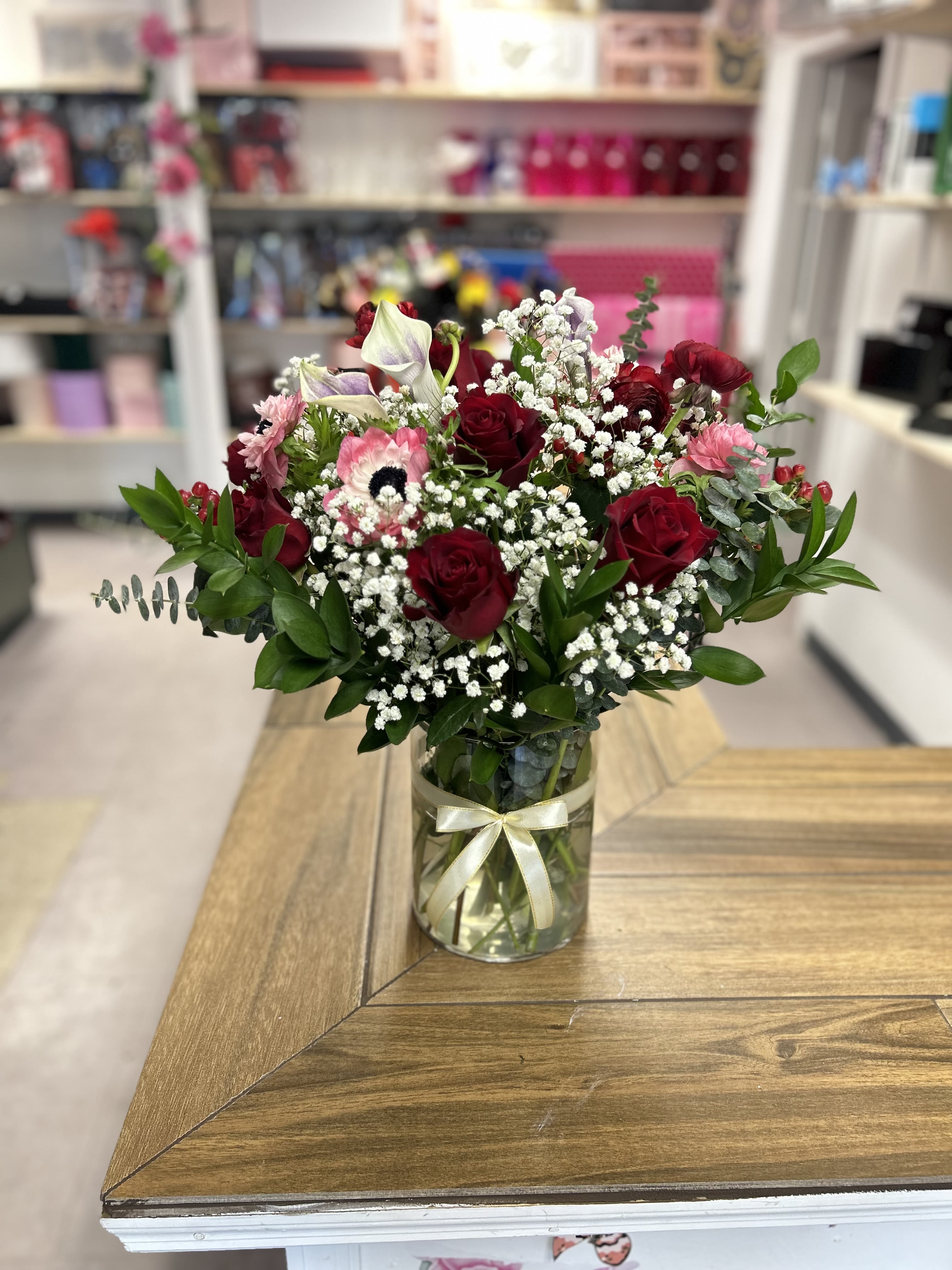 Assorted red pasión bouquet  - Assorted bouquet with red roses, ranúnculos, mini calla lilies, and green leaves. 