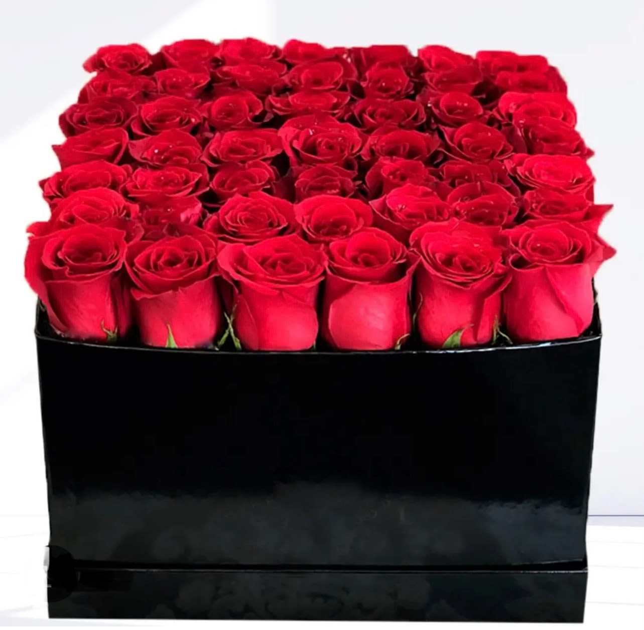 Cube Roses Valentine's Day  - Make a bold and timeless statement with our Red Roses Box! This elegant arrangement features luxurious, fresh red roses carefully placed in a stylish box, perfect for expressing love, passion, or appreciation. Ideal for romantic occasions, anniversaries, or simply to surprise someone special, this gift radiates sophistication and charm. Order now to share the beauty of red roses in the most elegant way!